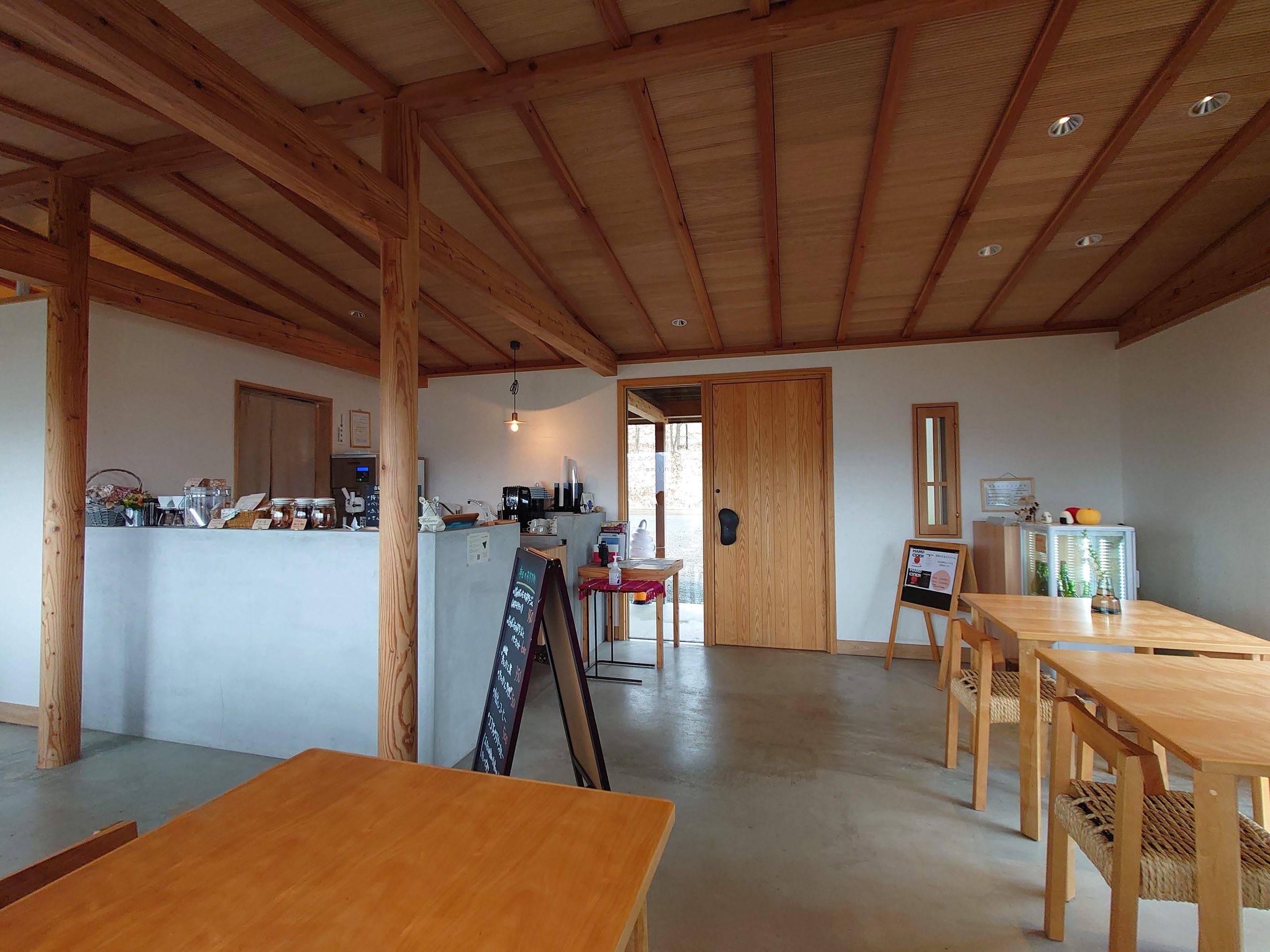 木の梁が見える明るいカフェの店内