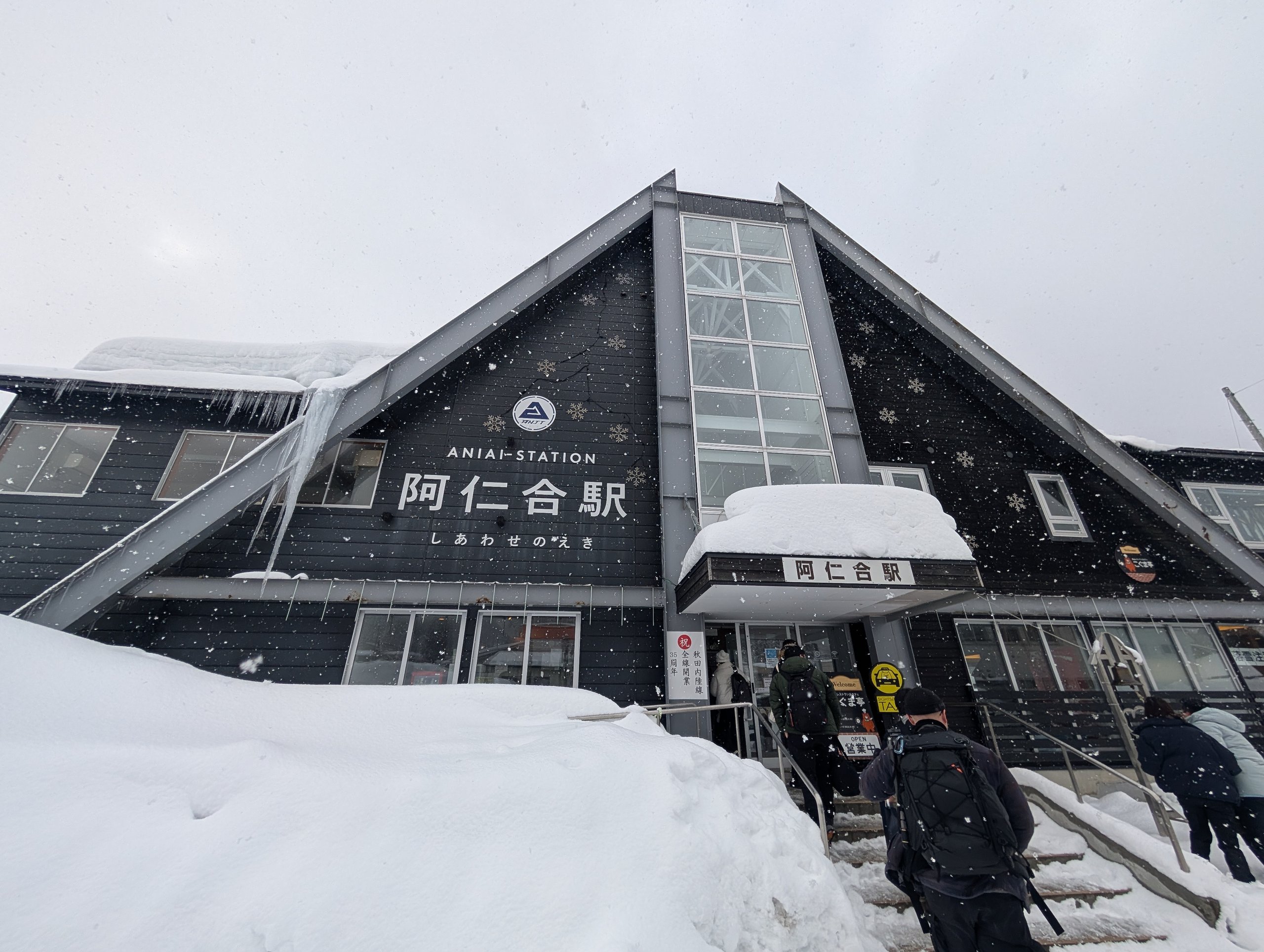 雪の中に建つ、三角屋根の阿仁合駅