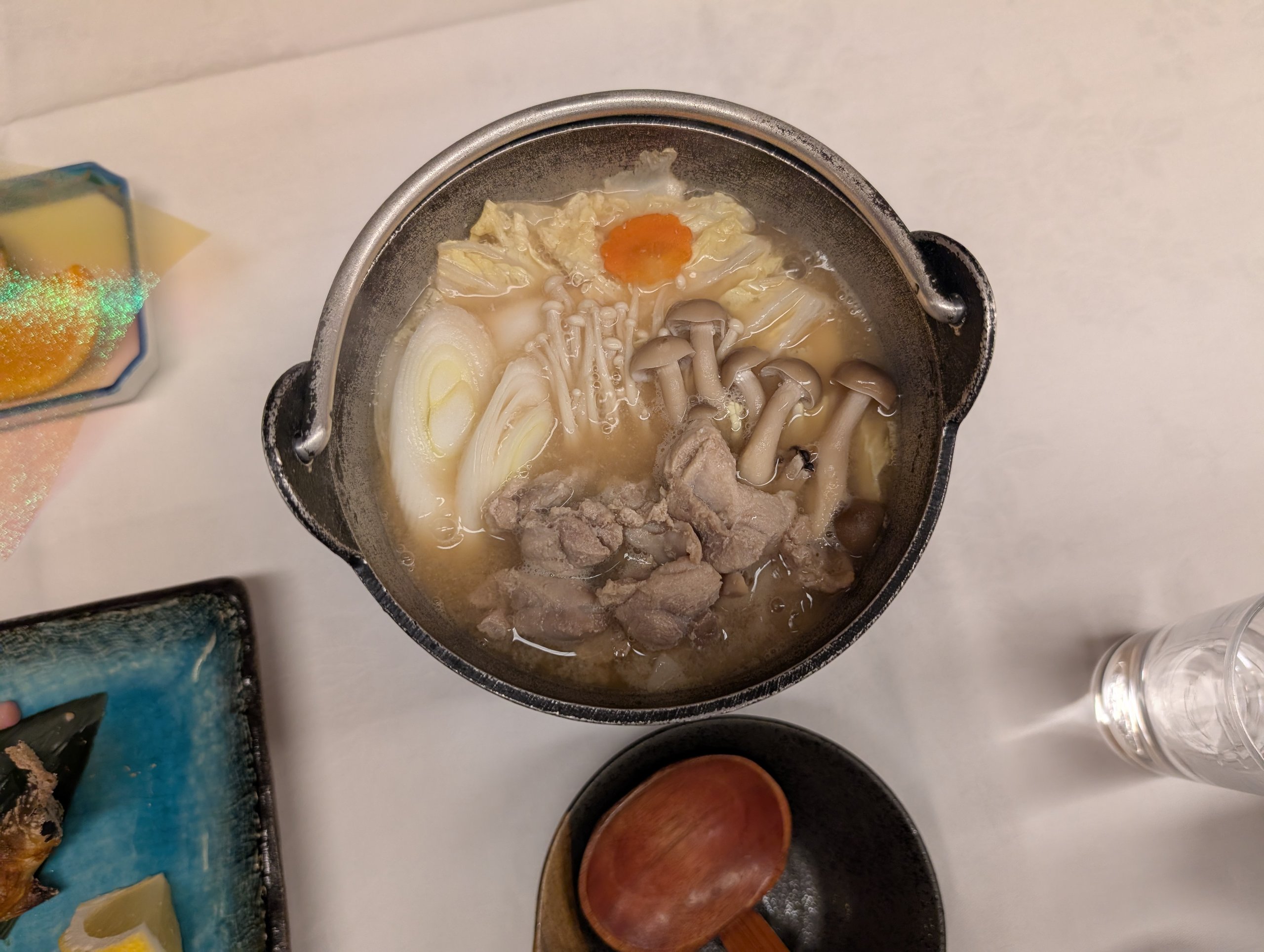 きのこや肉、豆腐が入った鍋