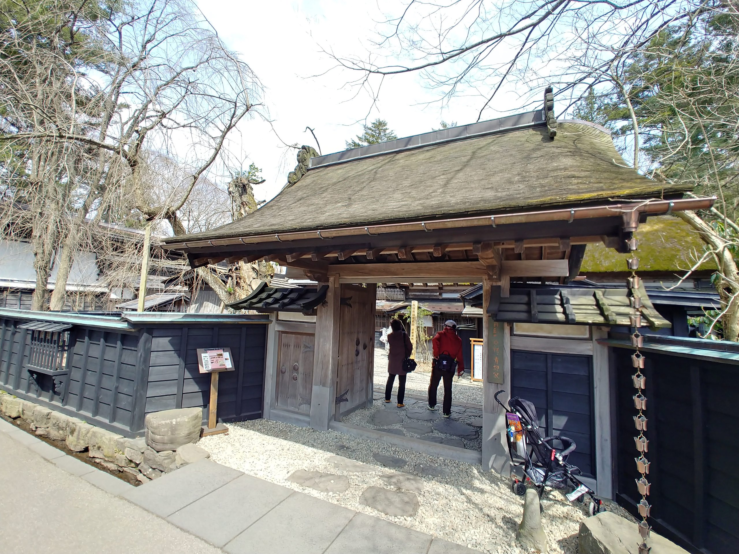 茅葺き屋根の門がある角館の武家屋敷