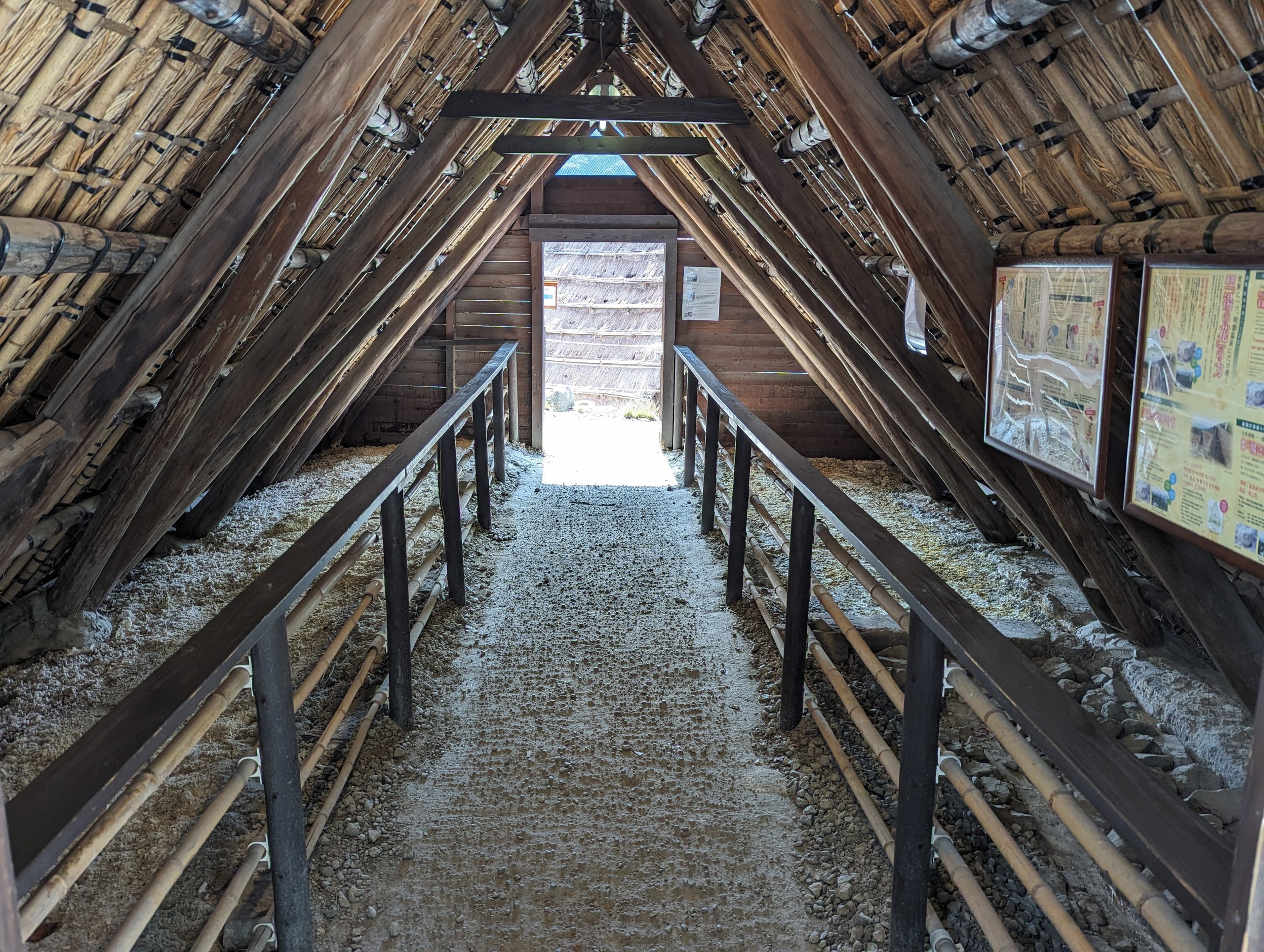 わら葺きの小屋の中に続く、湯の花の作業場の通路