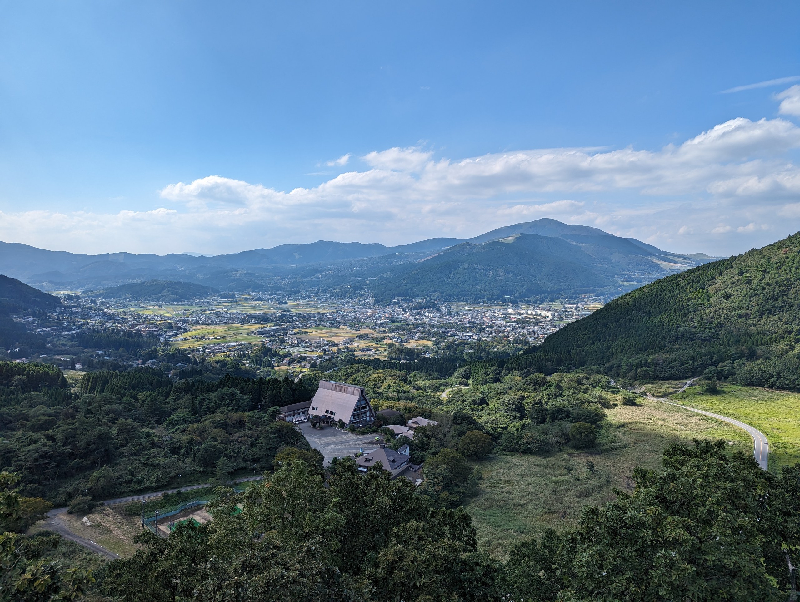 狭霧台から見下ろした、由布院の盆地と山並み