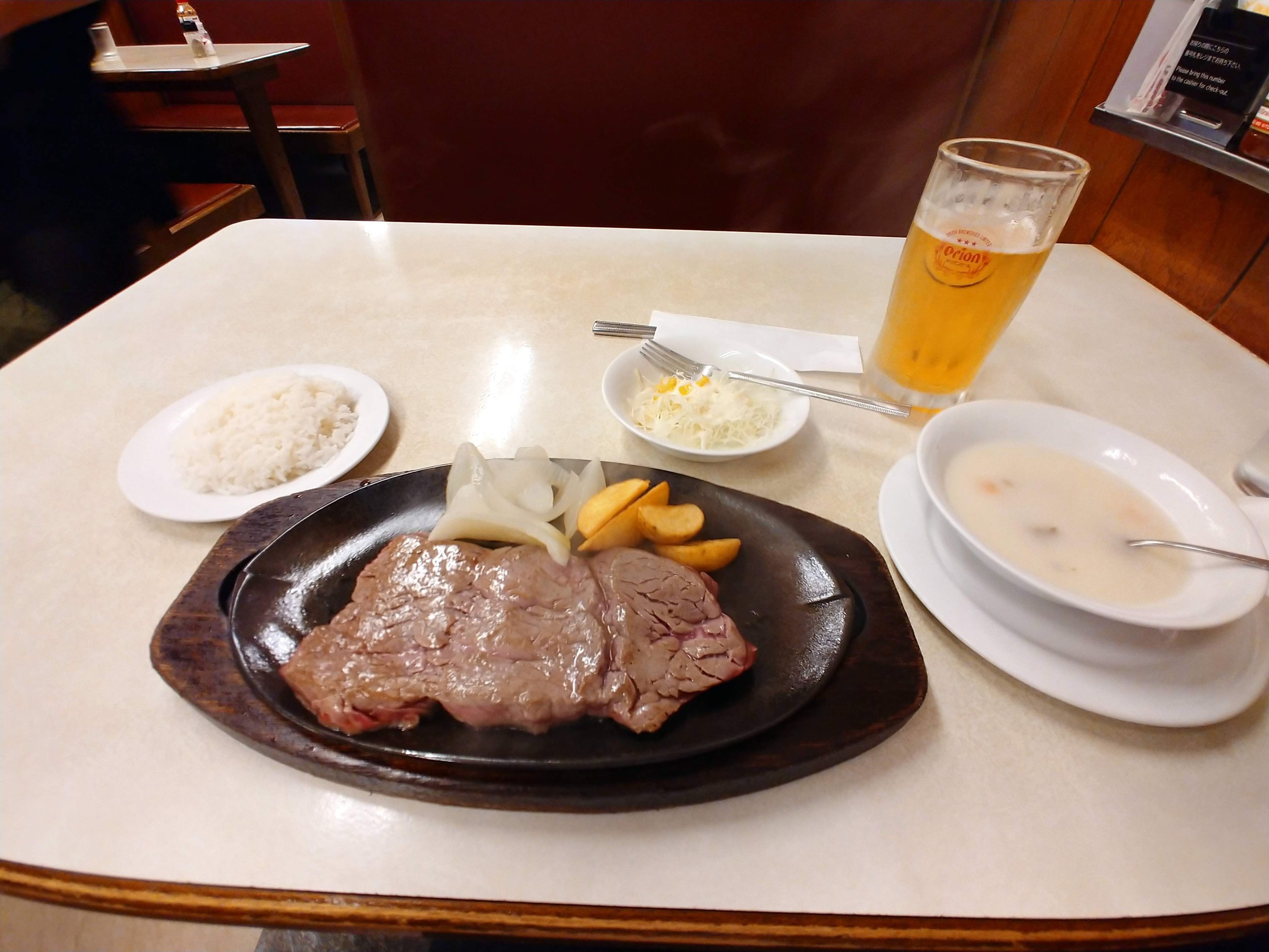 ステーキとスープとビール