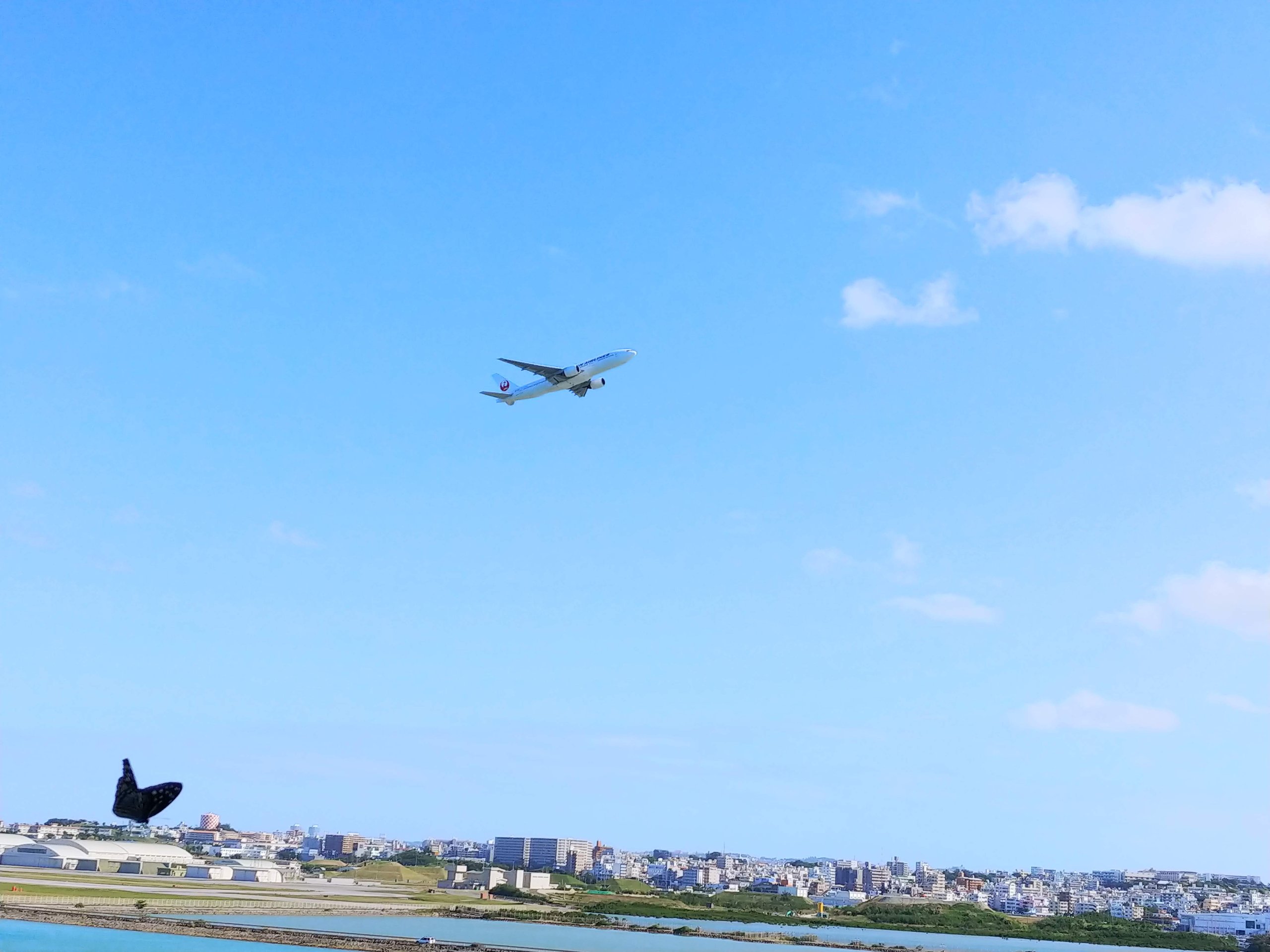 那覇空港を飛び立つ飛行機