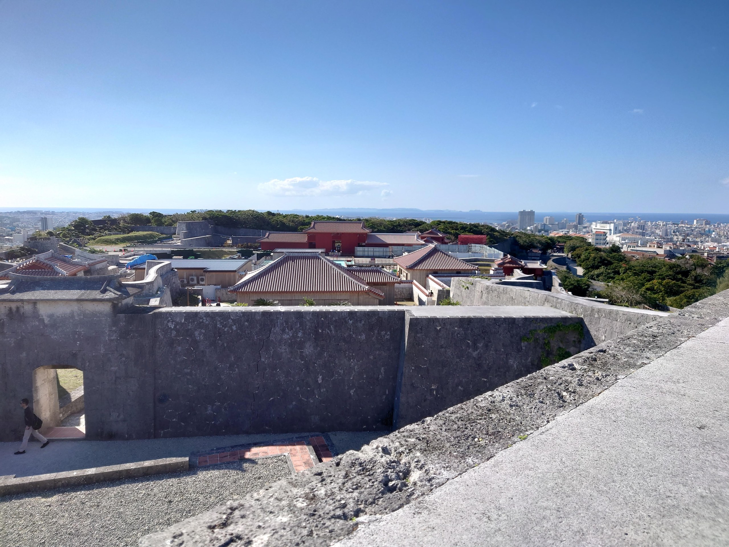 城壁の上から見た首里の街並みと青空