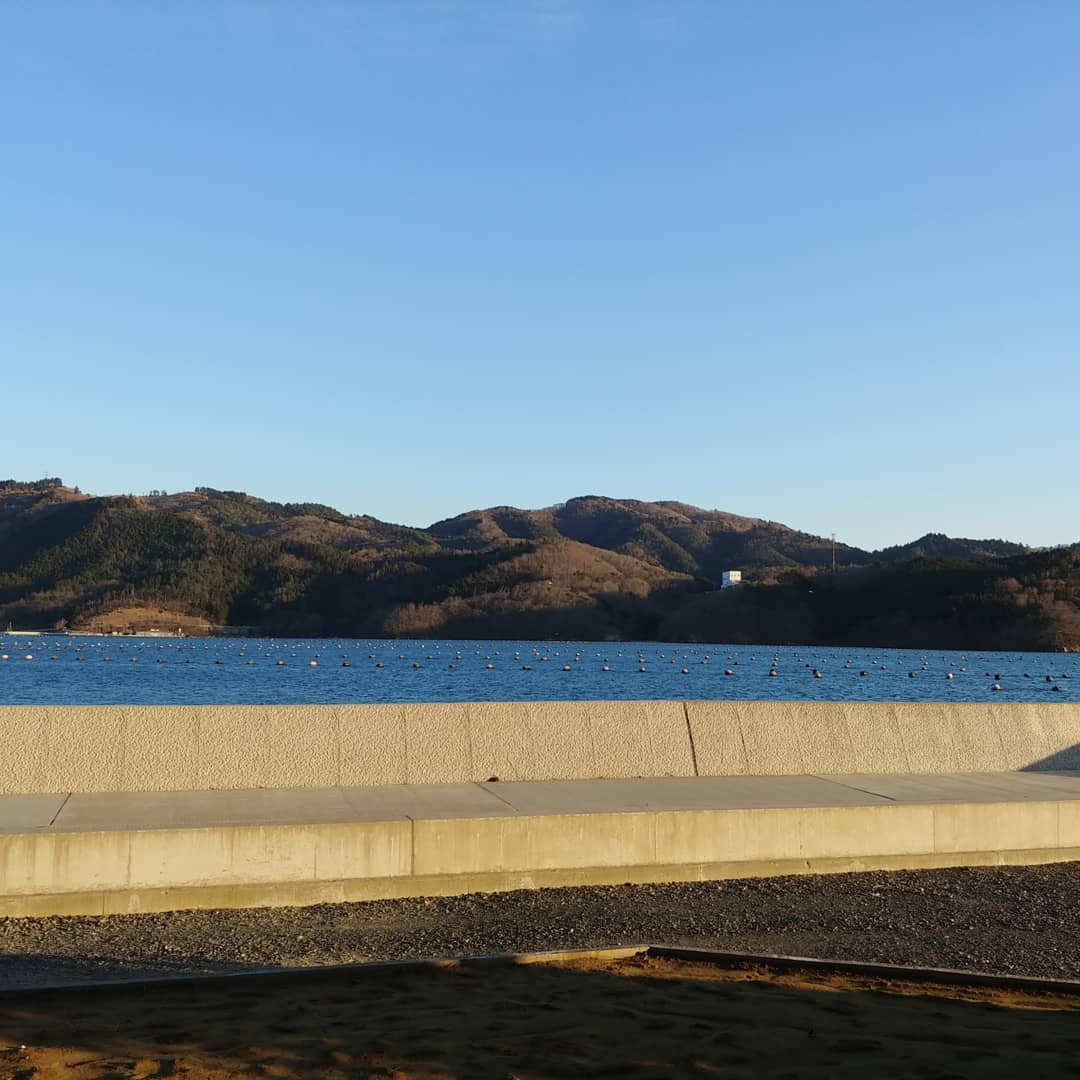 青空の下の女川湾と山並み