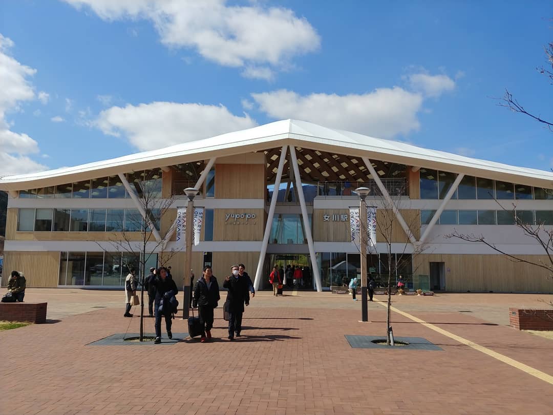 青空の下の女川駅の駅舎