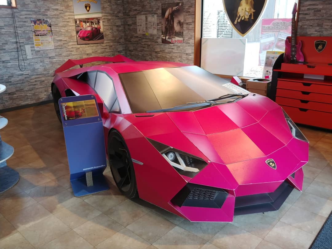 ピンク色のスポーツカーの展示