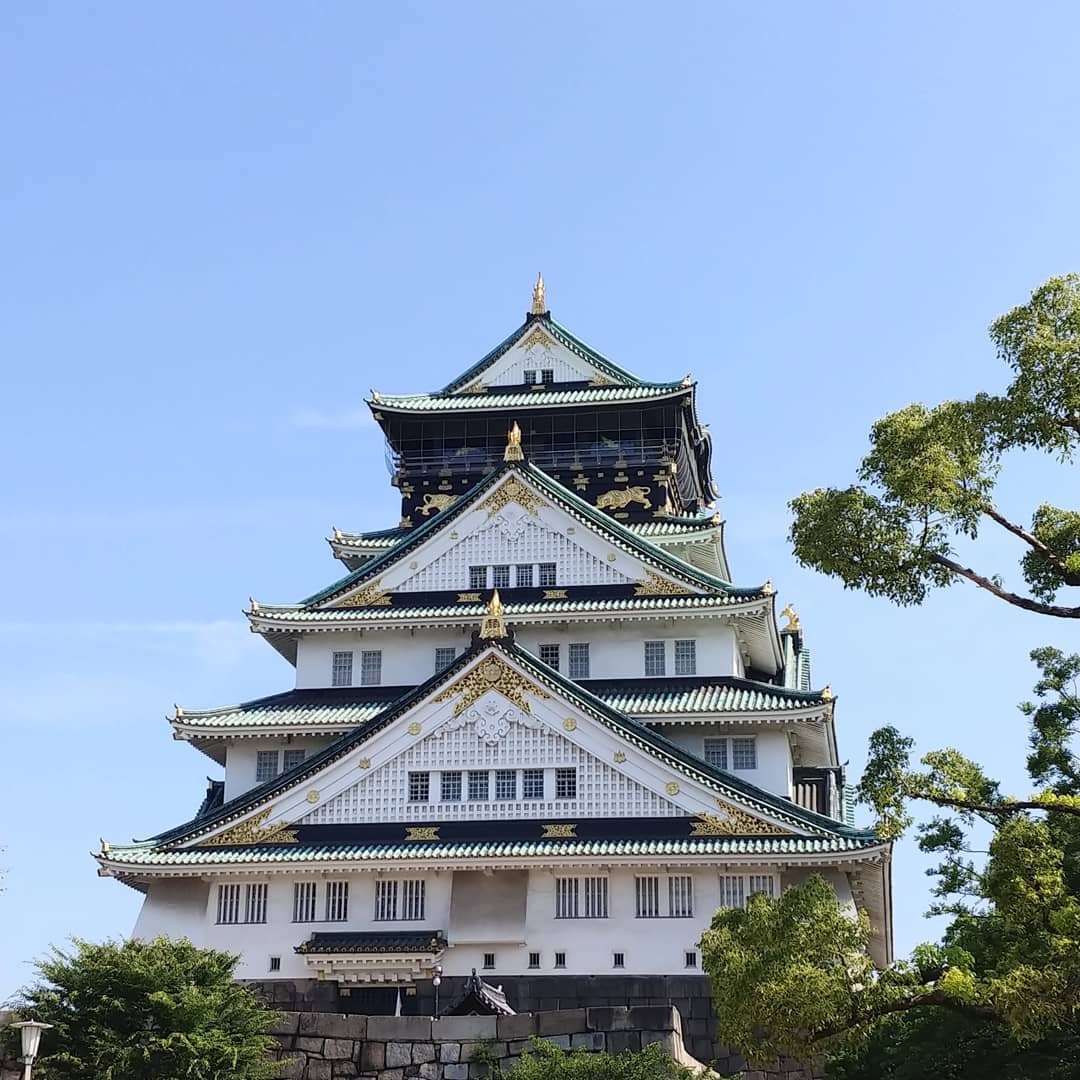青空の下の大阪城天守閣