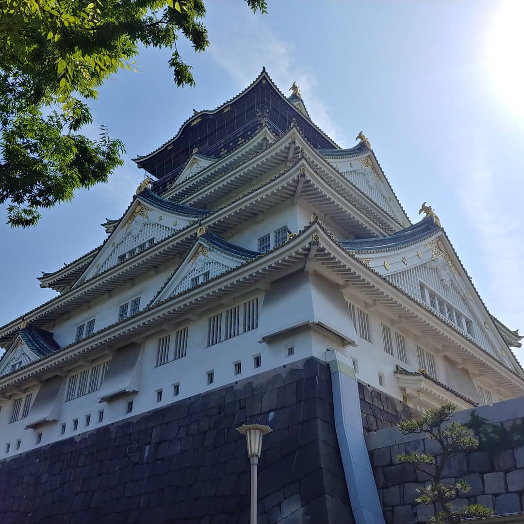 石垣の上から見上げた大阪城天守閣