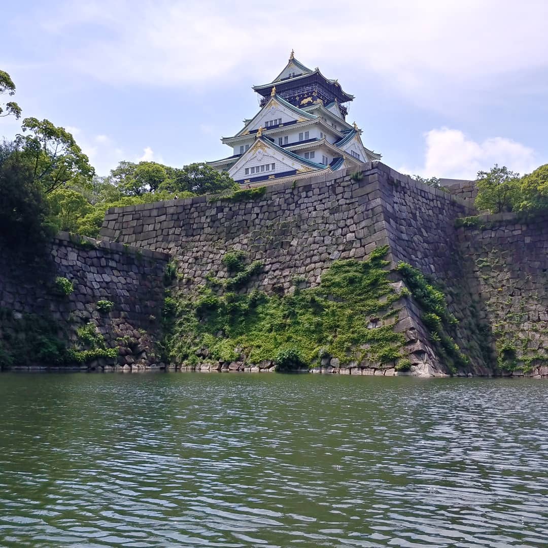 遊覧船から見上げた大阪城の石垣と天守閣