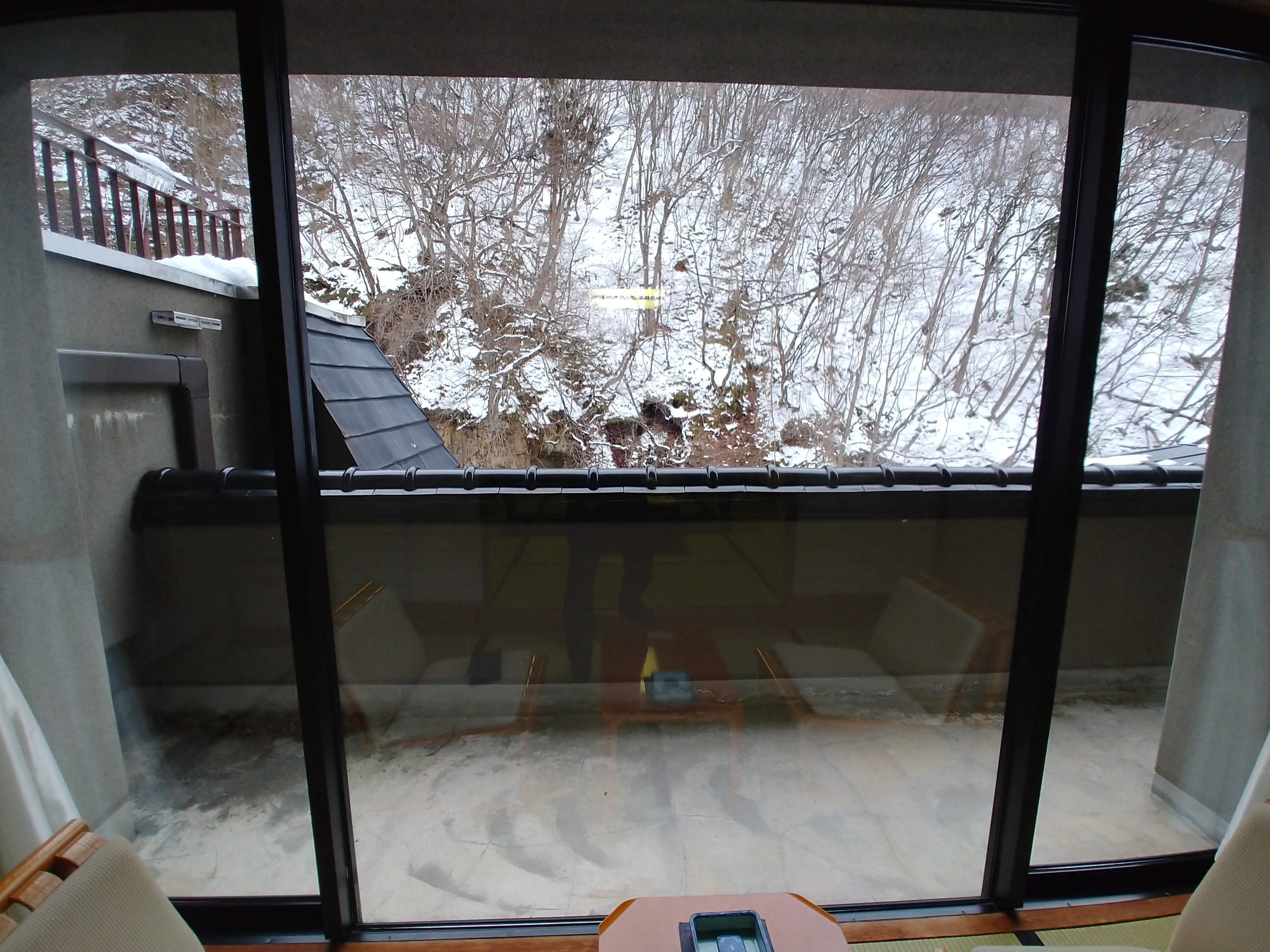 部屋の窓から見た雪の景色