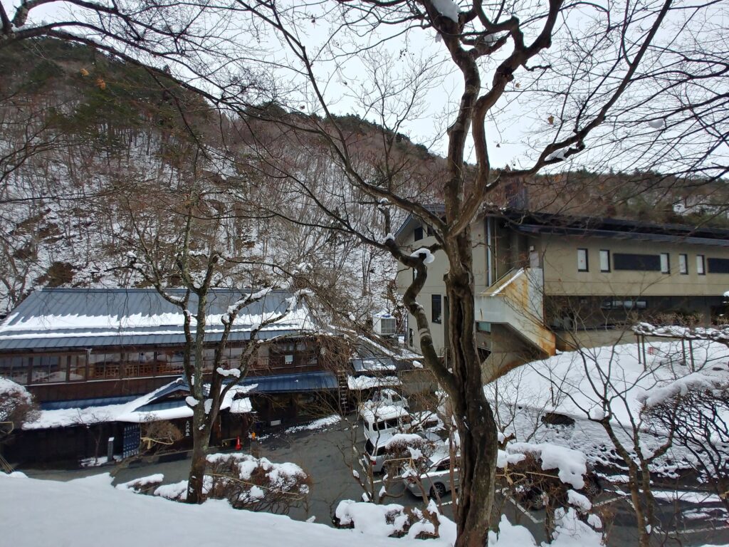 雪をかぶった湯治屋の建物