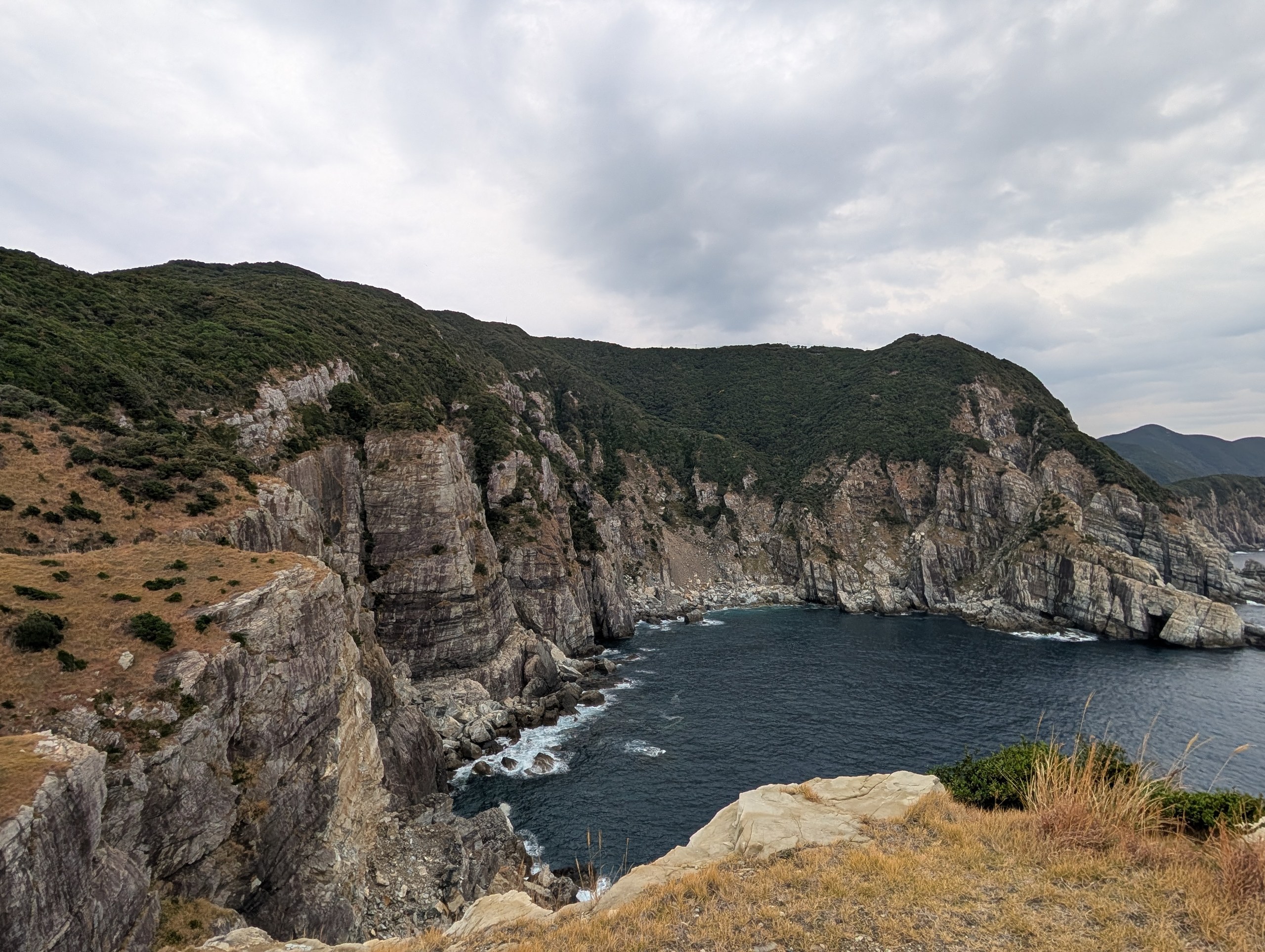 荒々しい岩の断崖が続く海岸