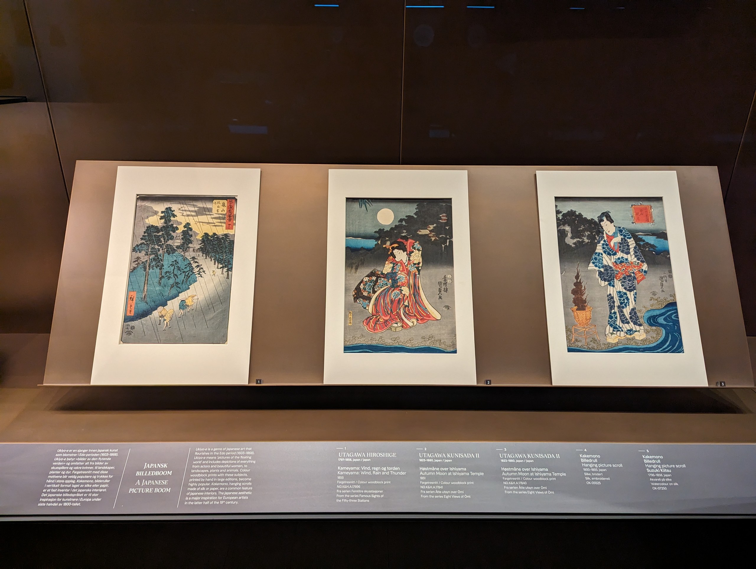 ガラスケースに並ぶ、3枚の浮世絵