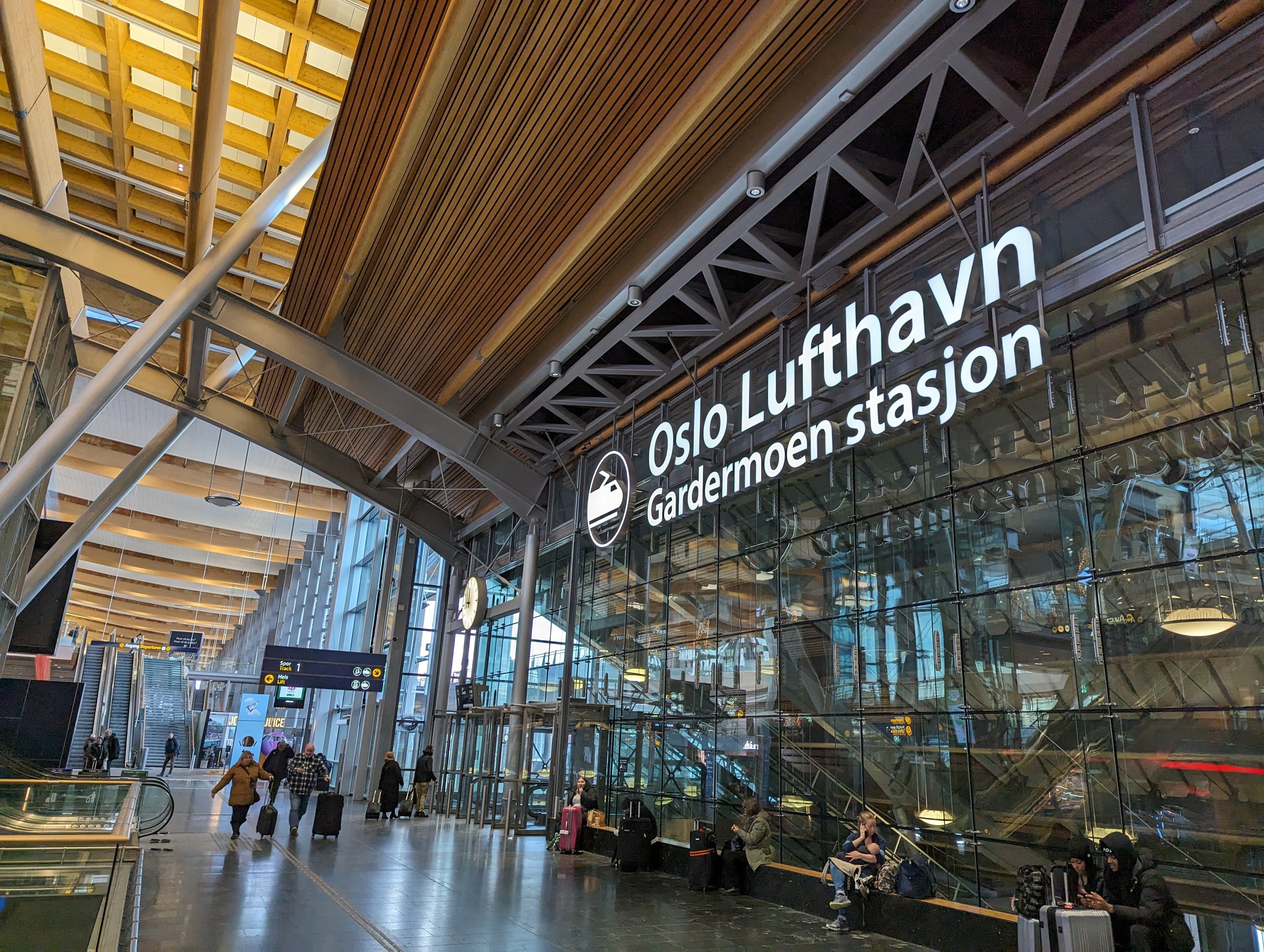 「Oslo Lufthavn Gardermoen stasjon」の文字がある、空港駅