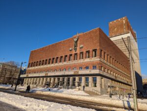 青空の下に建つ、レンガ造りのオスロ市庁舎