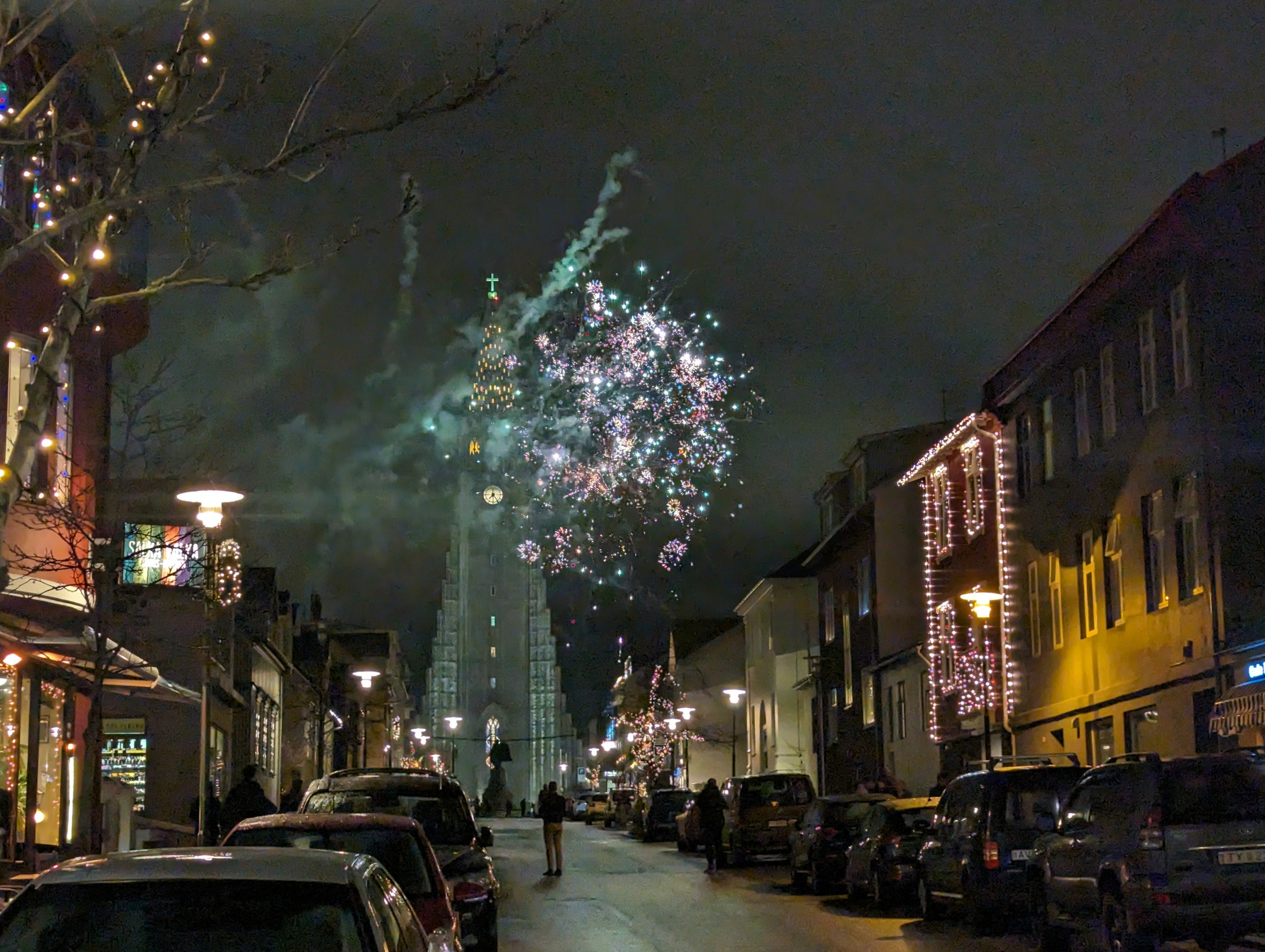 街並みの向こうの夜空に上がる花火