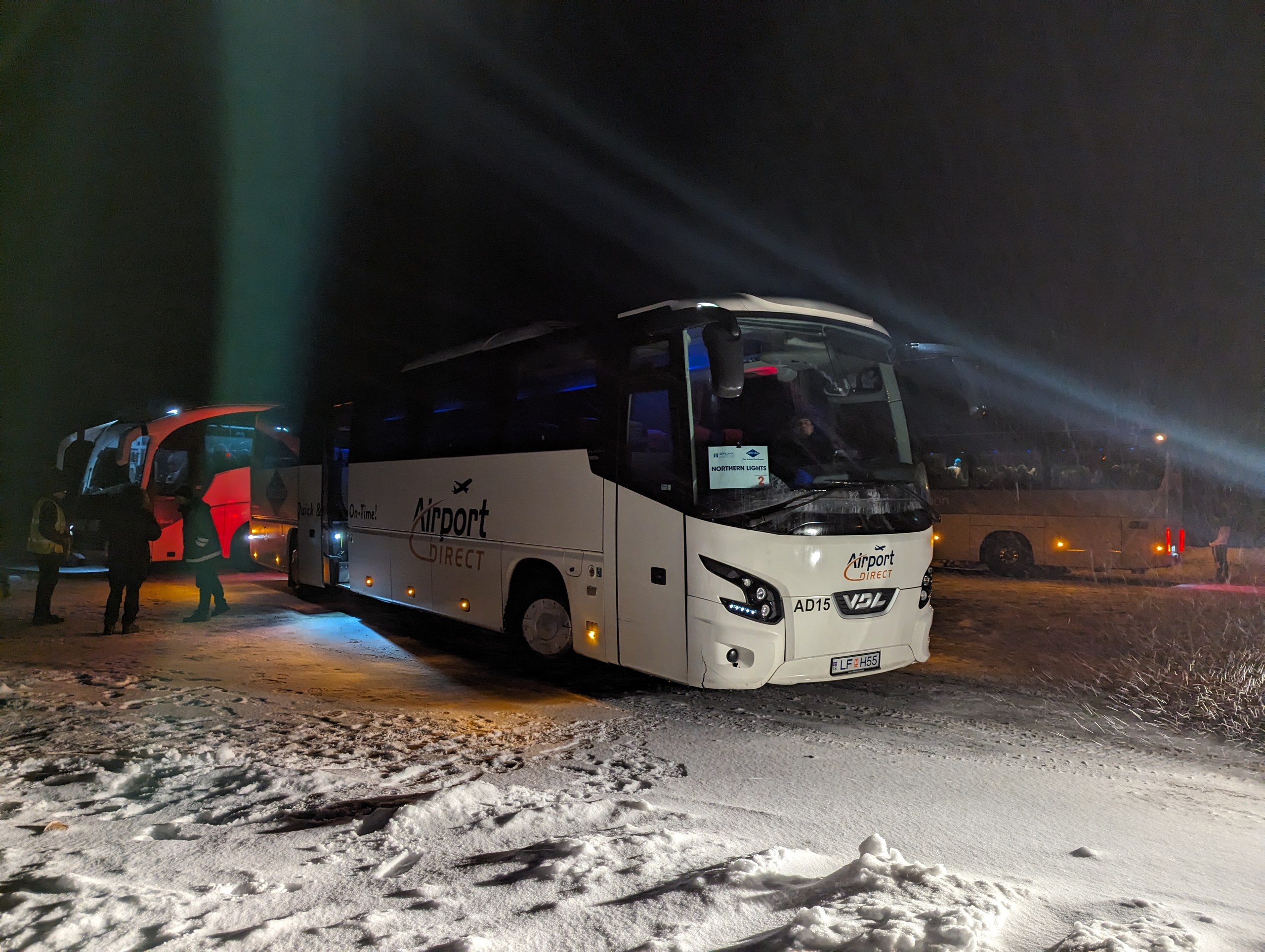 雪の上に停まる、夜のツアーバス