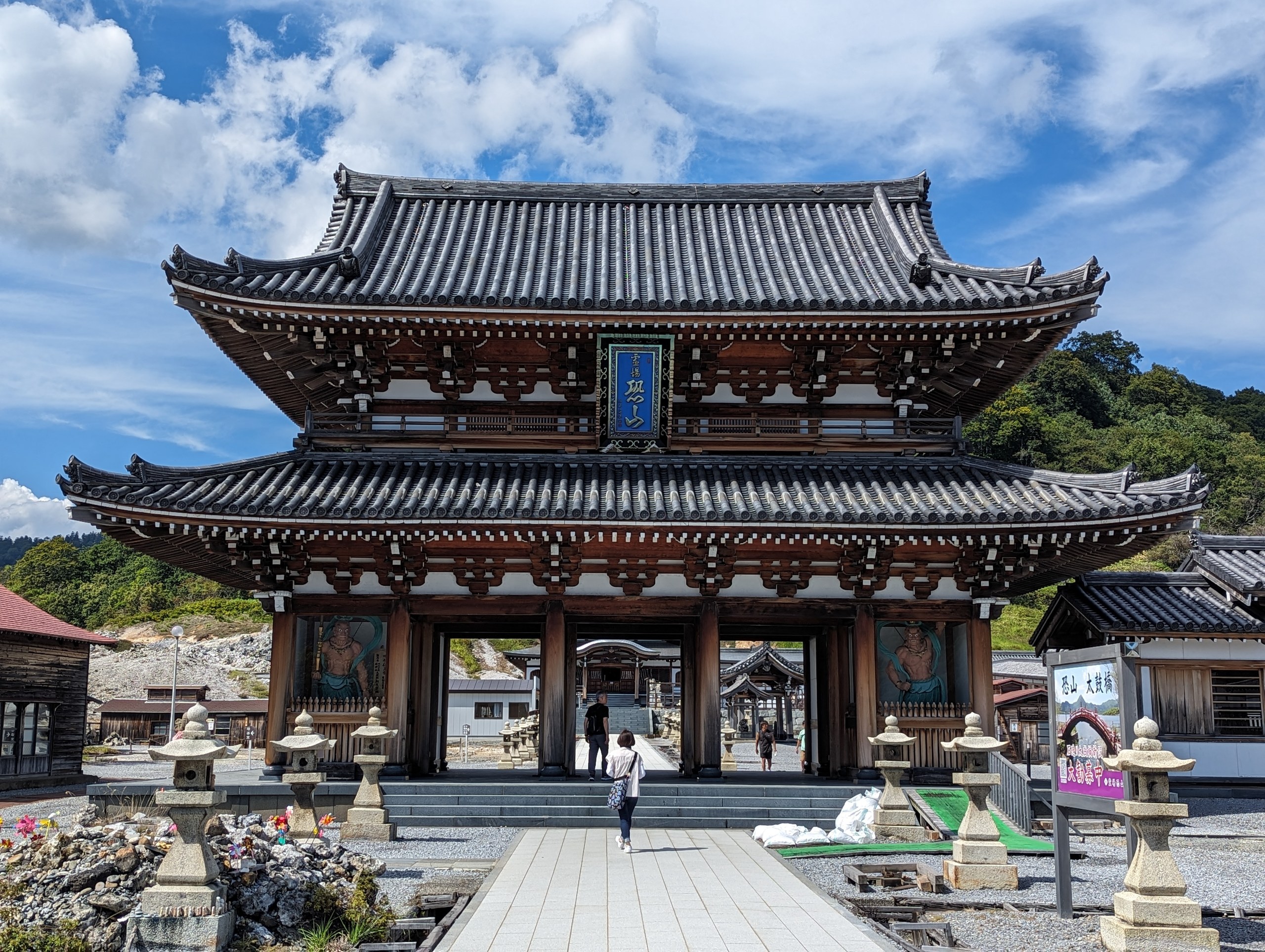 灯籠が並ぶ参道の先に建つ、二階建ての山門