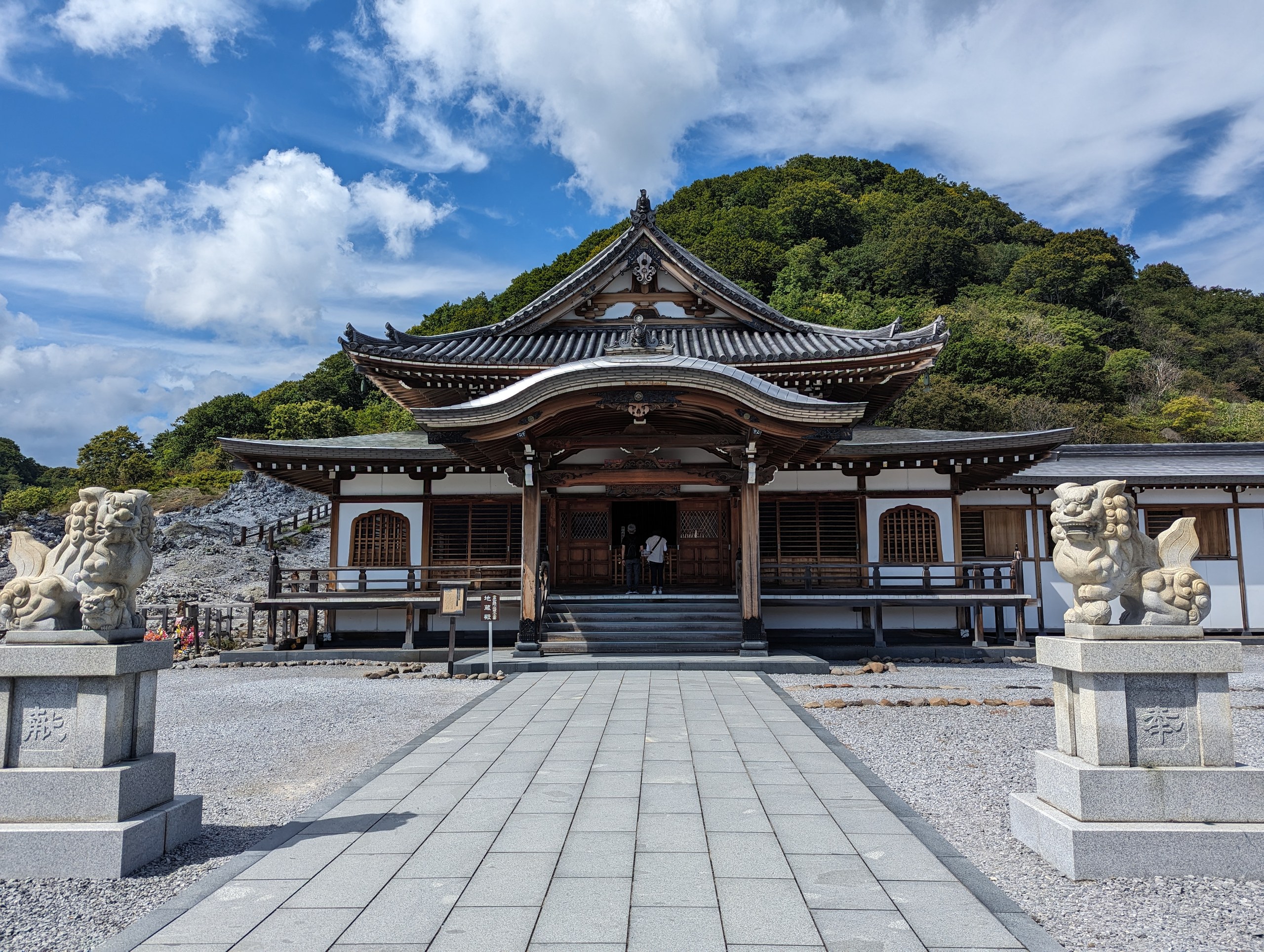 狛犬の向こうに建つ、恐山菩提寺の本堂