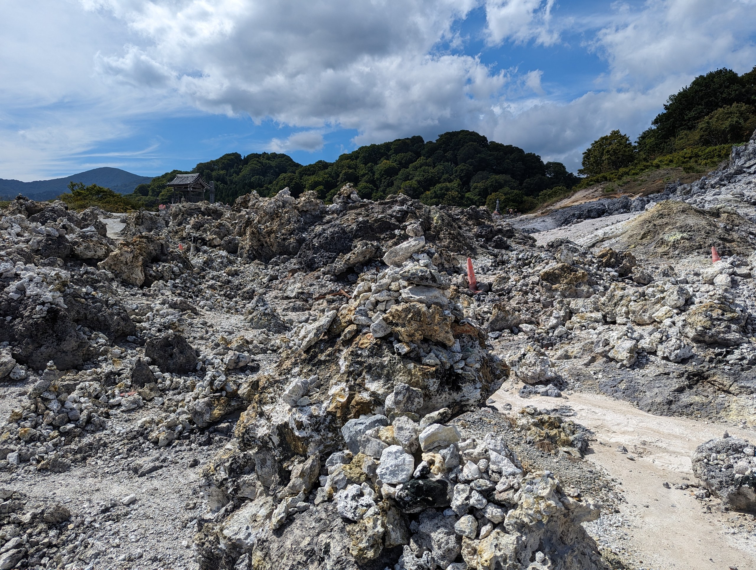 白っぽい岩がごつごつと広がる、恐山の岩場