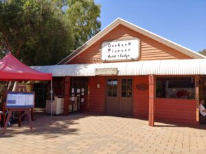 「Outback Pioneer Hotel & Lodge」の看板がある建物
