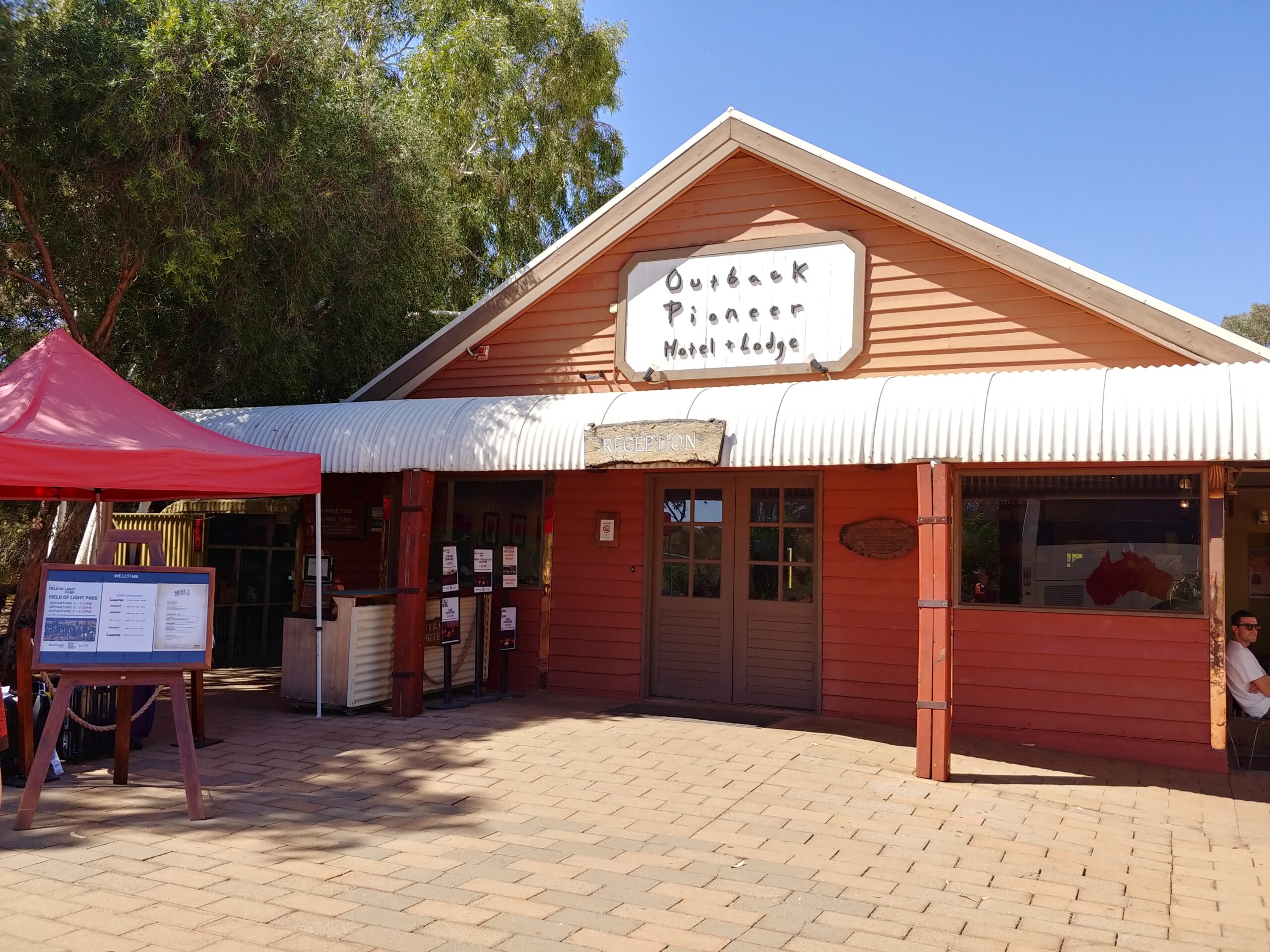 「Outback Pioneer Hotel & Lodge」の看板がある建物