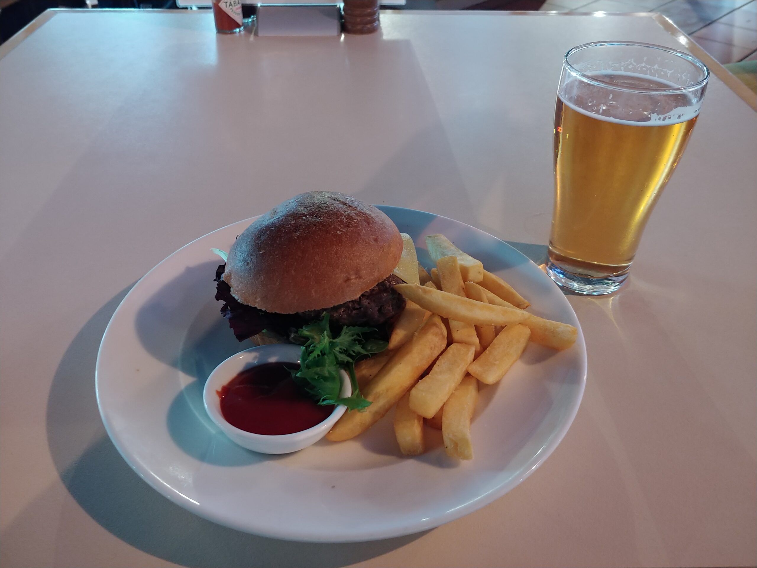 エアーズロック リゾートで食べたハンバーガーとポテト、ビール