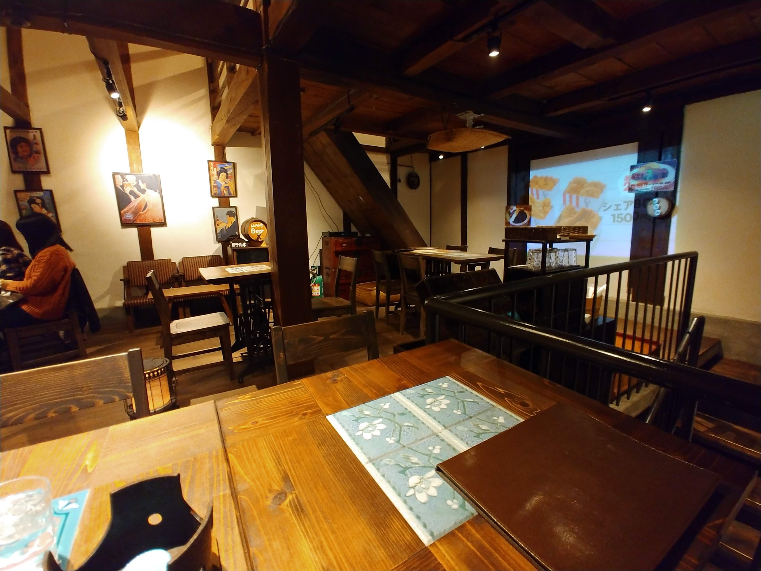 土蔵のレストランの店内