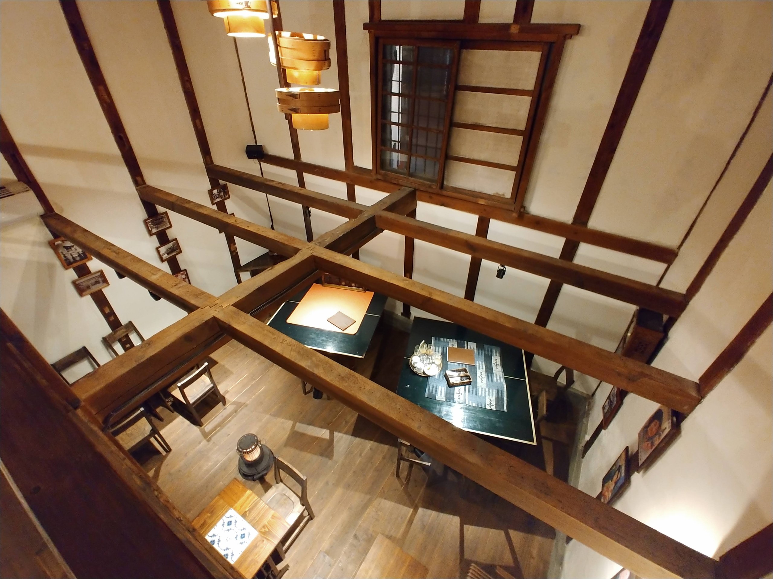 二階から見下ろした土蔵のレストラン