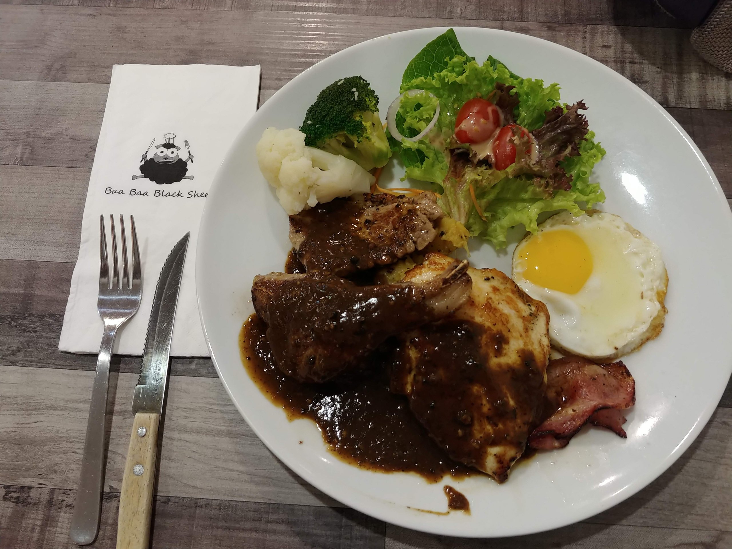 Baa Baa Black Sheepのお肉料理と目玉焼き、サラダのプレート