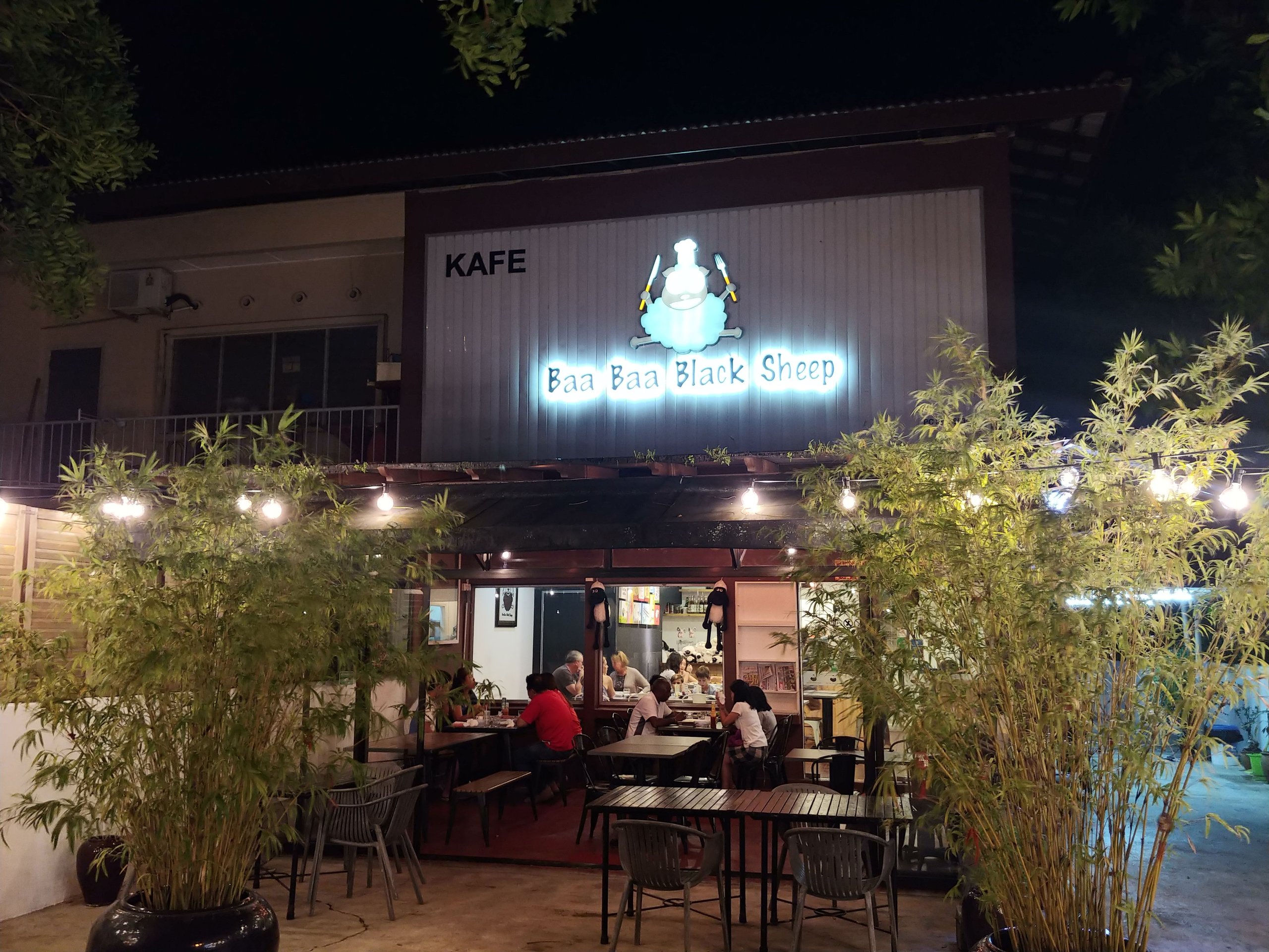 夜のカフェ「Baa Baa Black Sheep」の外観