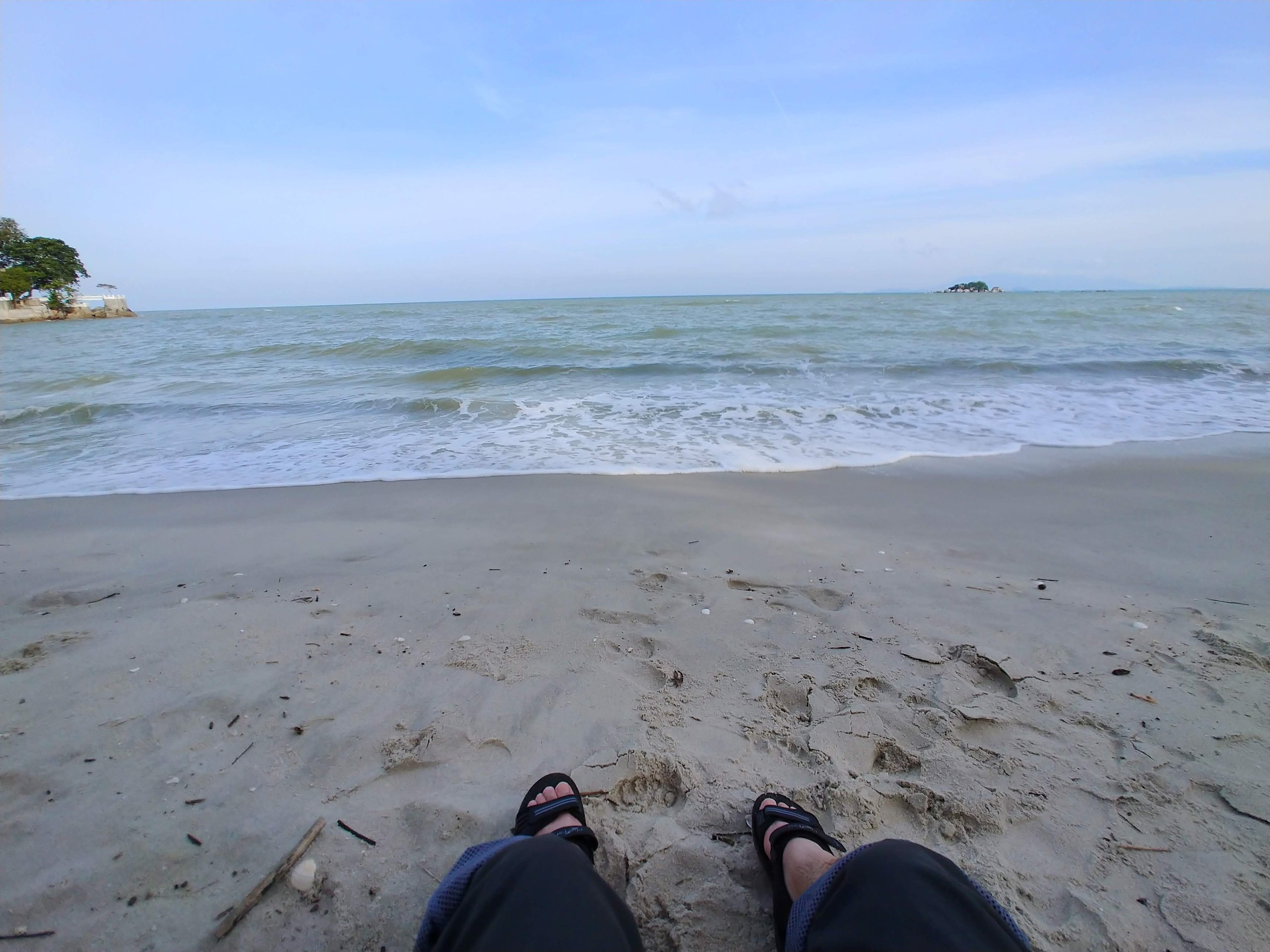 元日の朝、砂浜に座って眺める海