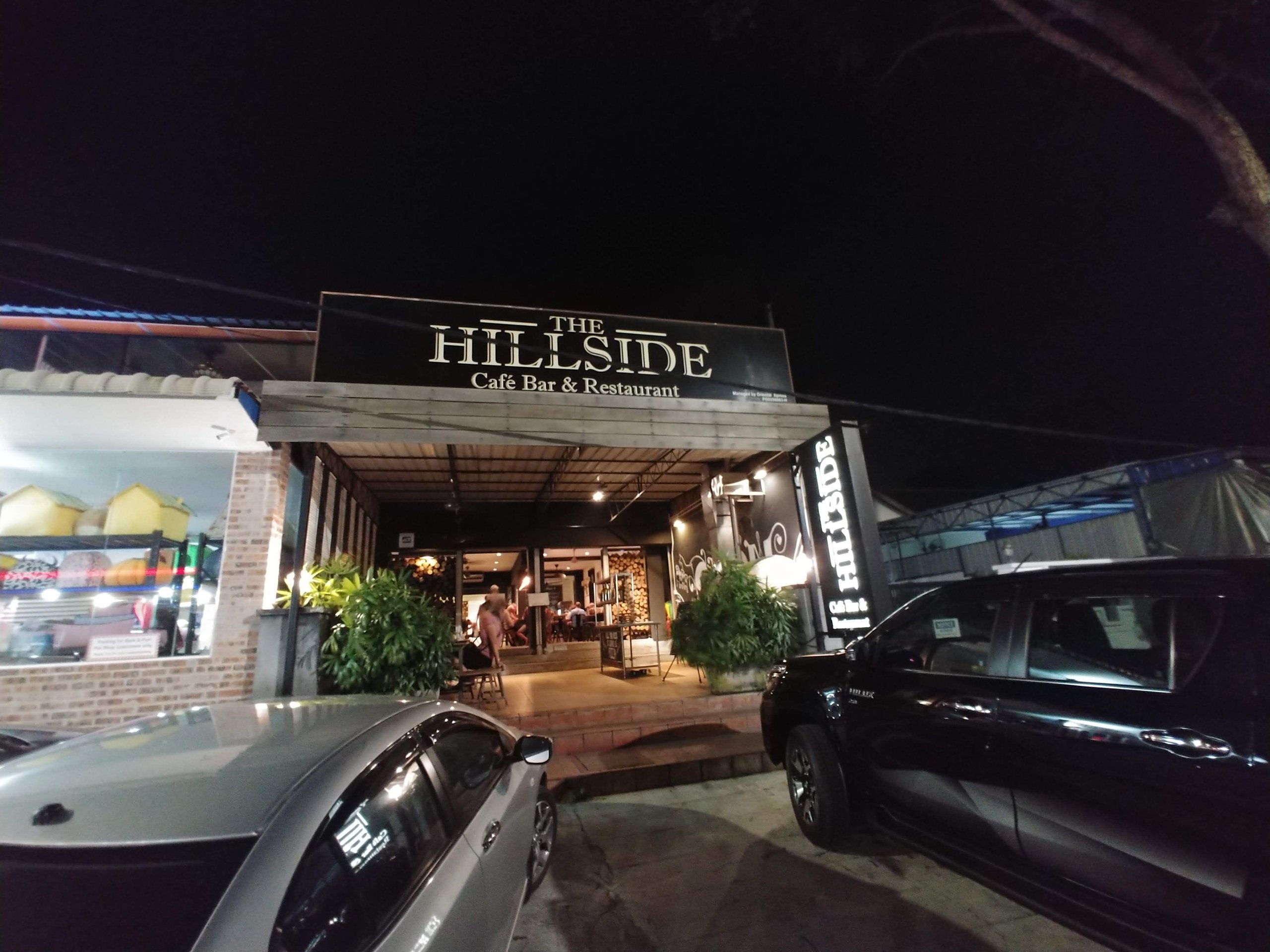 夜の「THE HILLSIDE」の外観