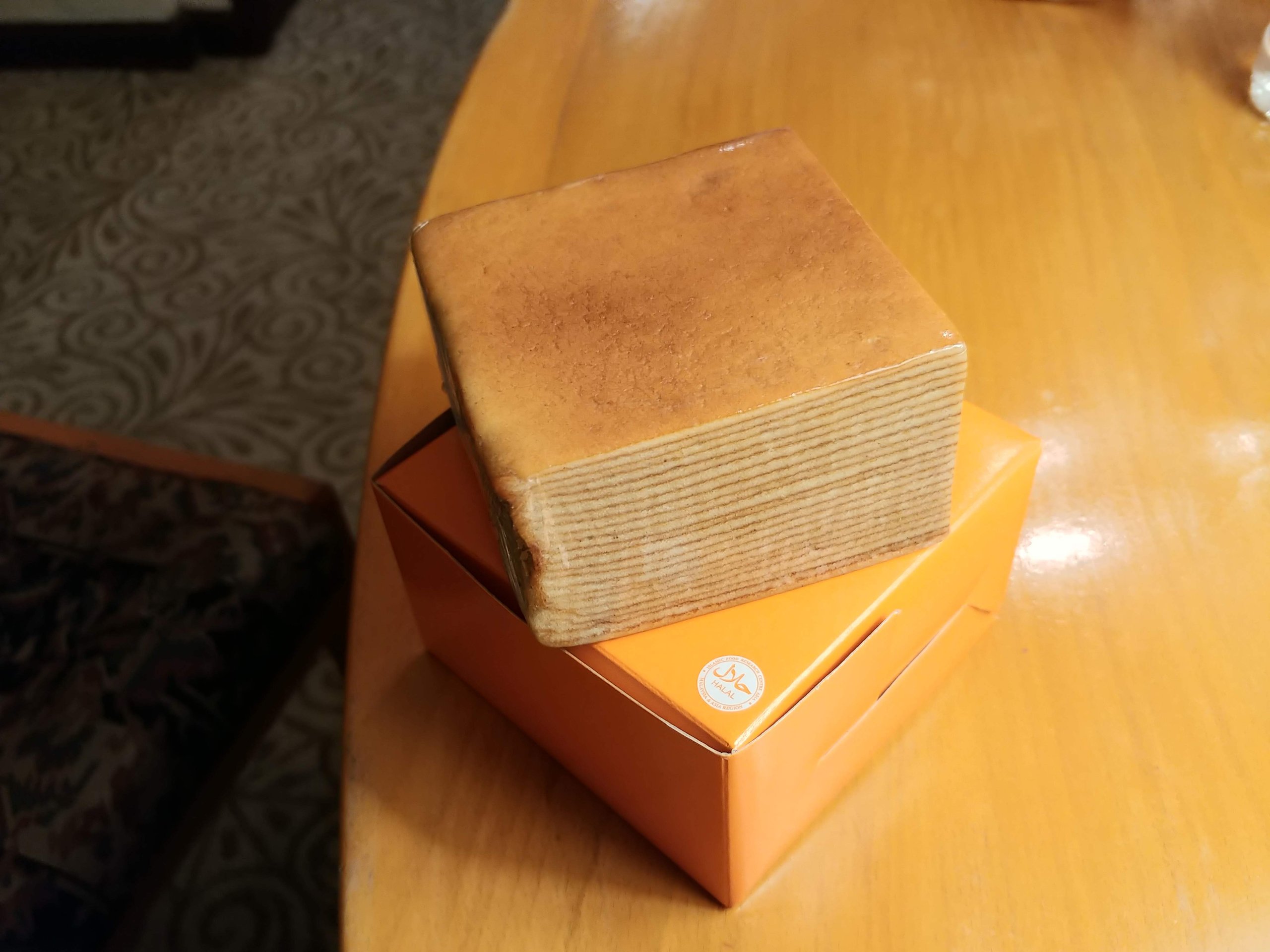 箱の上にのせた層になったケーキ