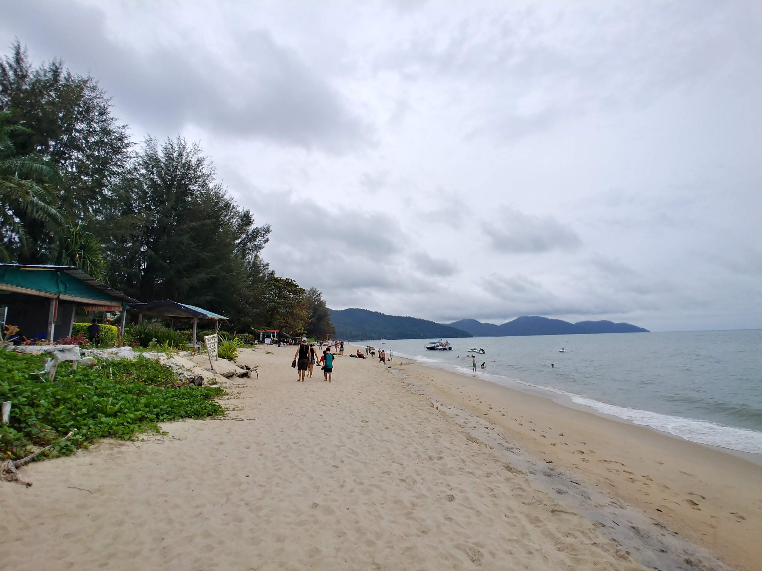 曇り空の下に長く続くバトゥ・フェリンギのビーチ