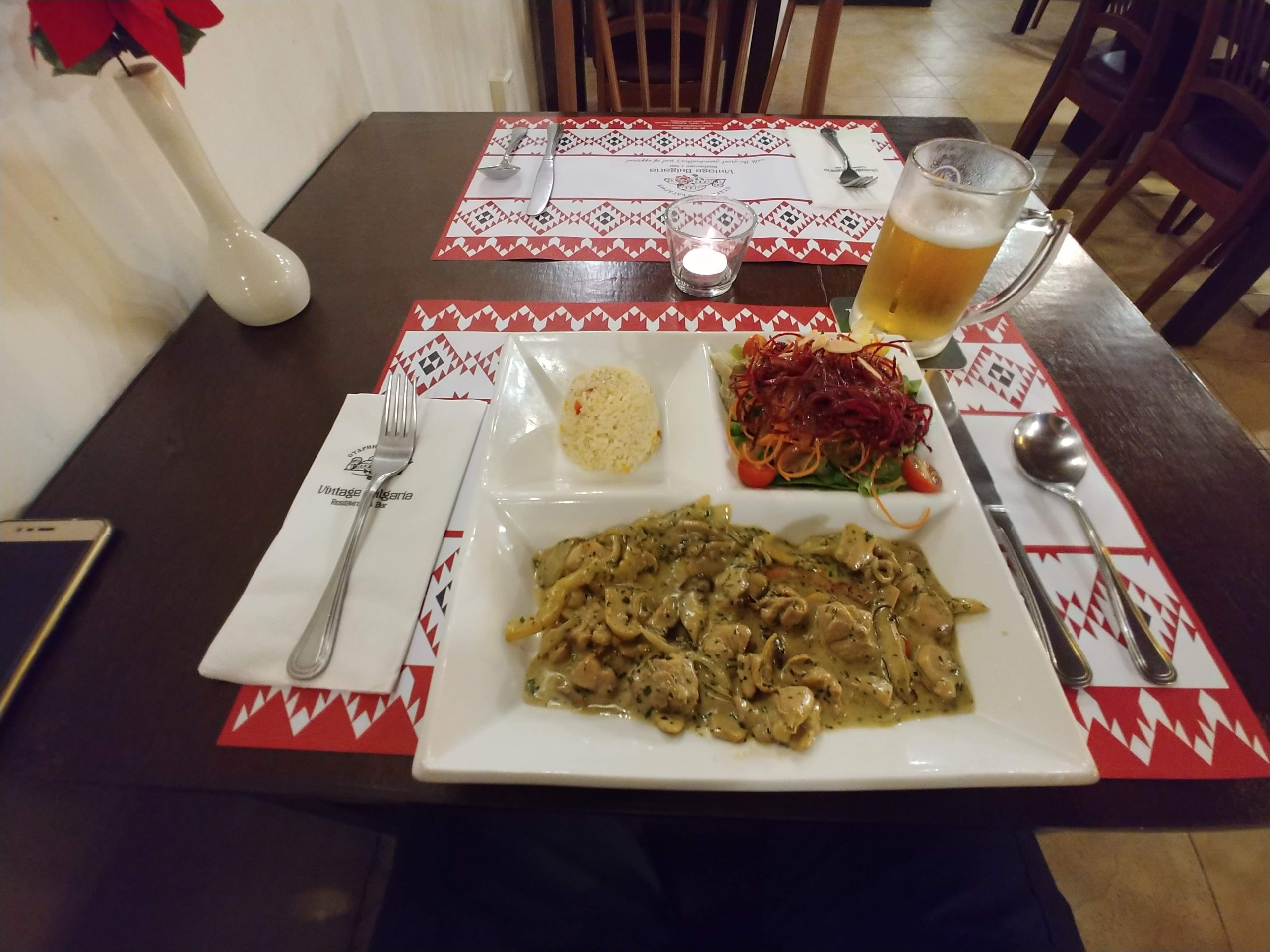 Vintage Bulgariaの肉料理のプレートとビール