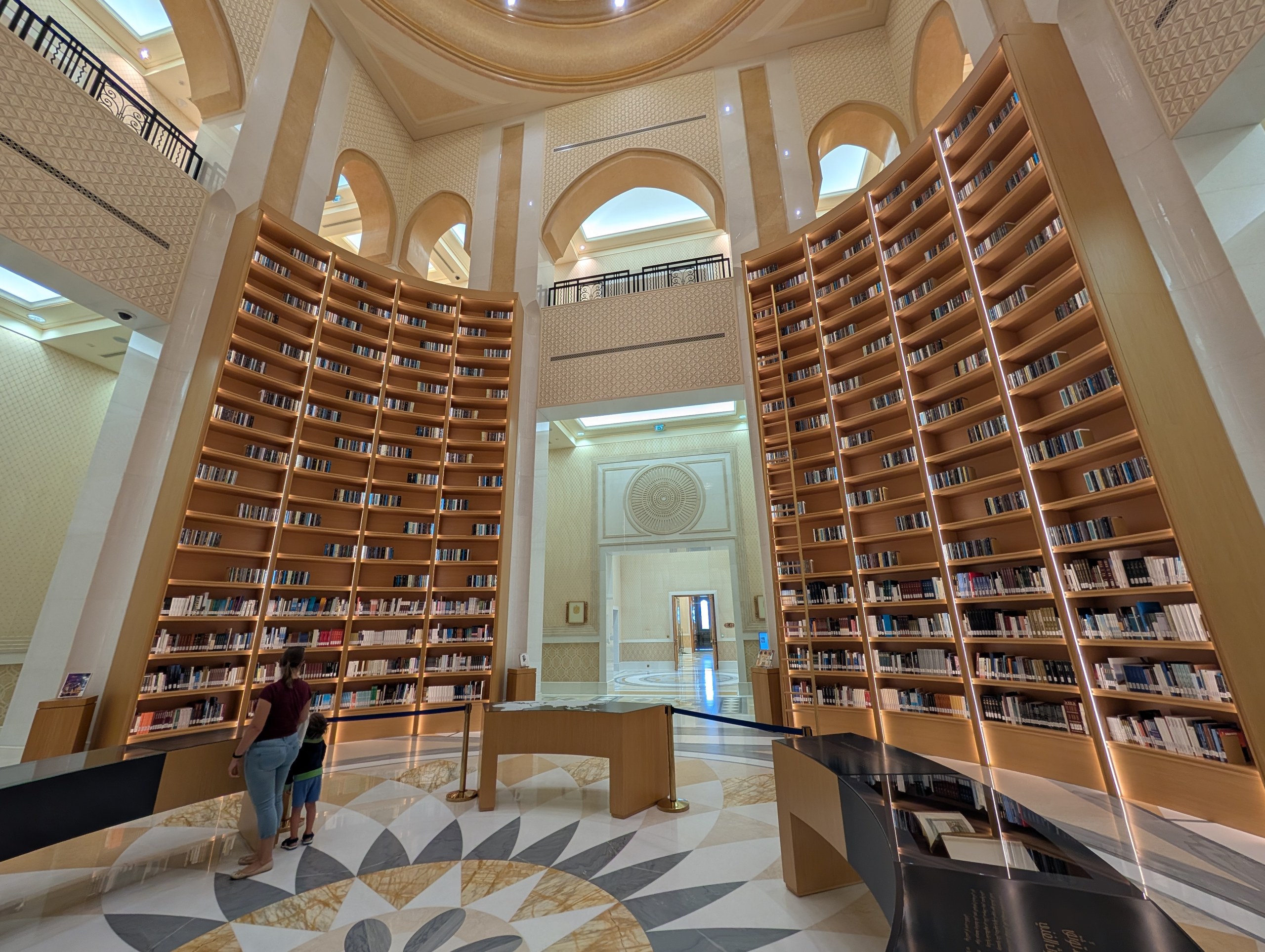 図書館の本棚と、床の模様、展示ケース