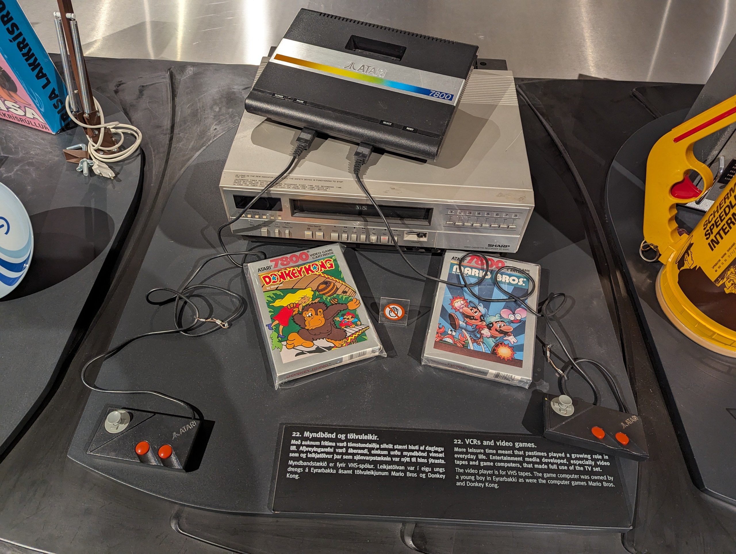 古いゲーム機とカセットが並ぶ、近代の暮らしの展示