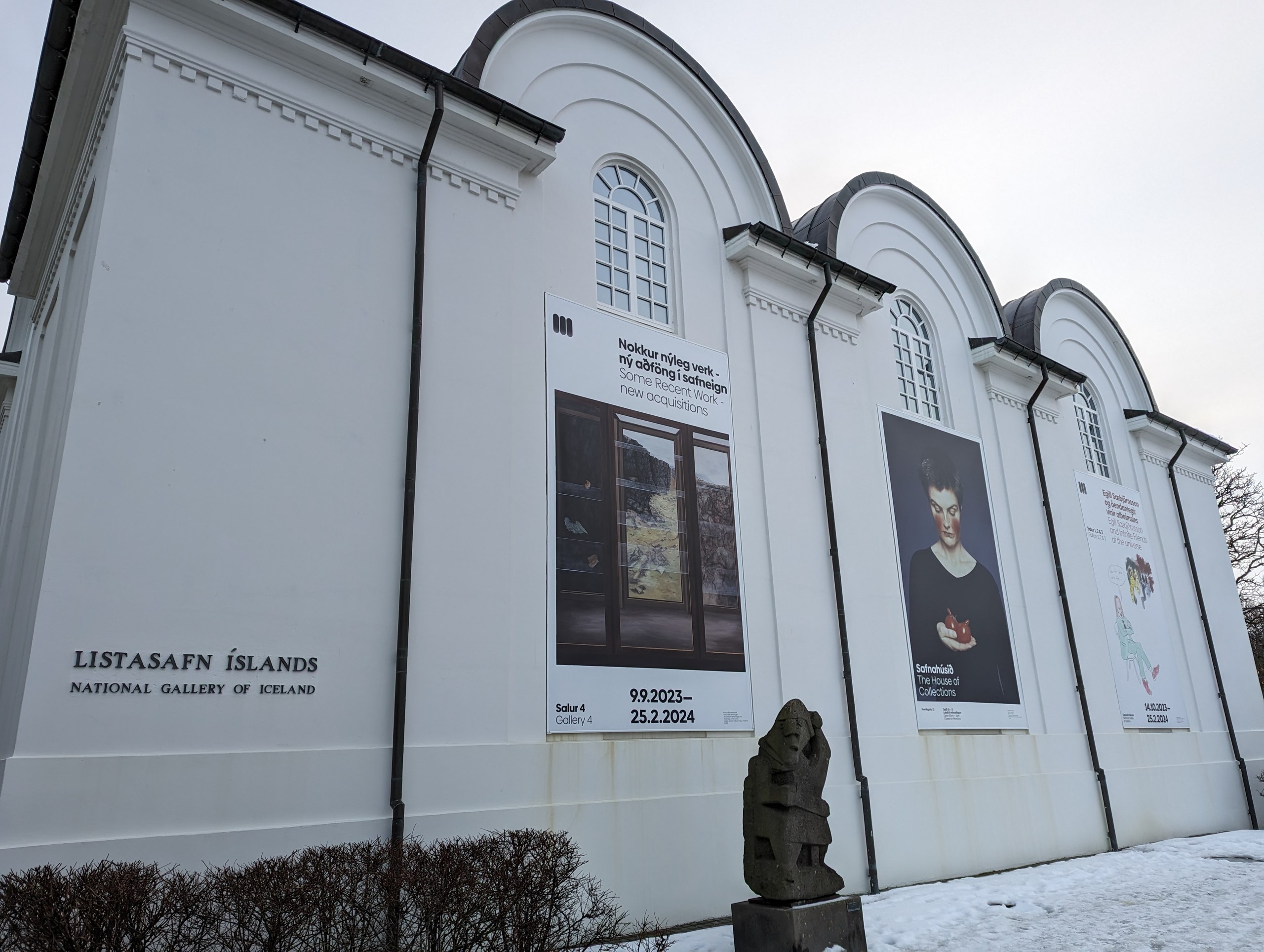 「LISTASAFN ÍSLANDS」の文字と展示のポスターが並ぶ、白いアイスランド国立美術館