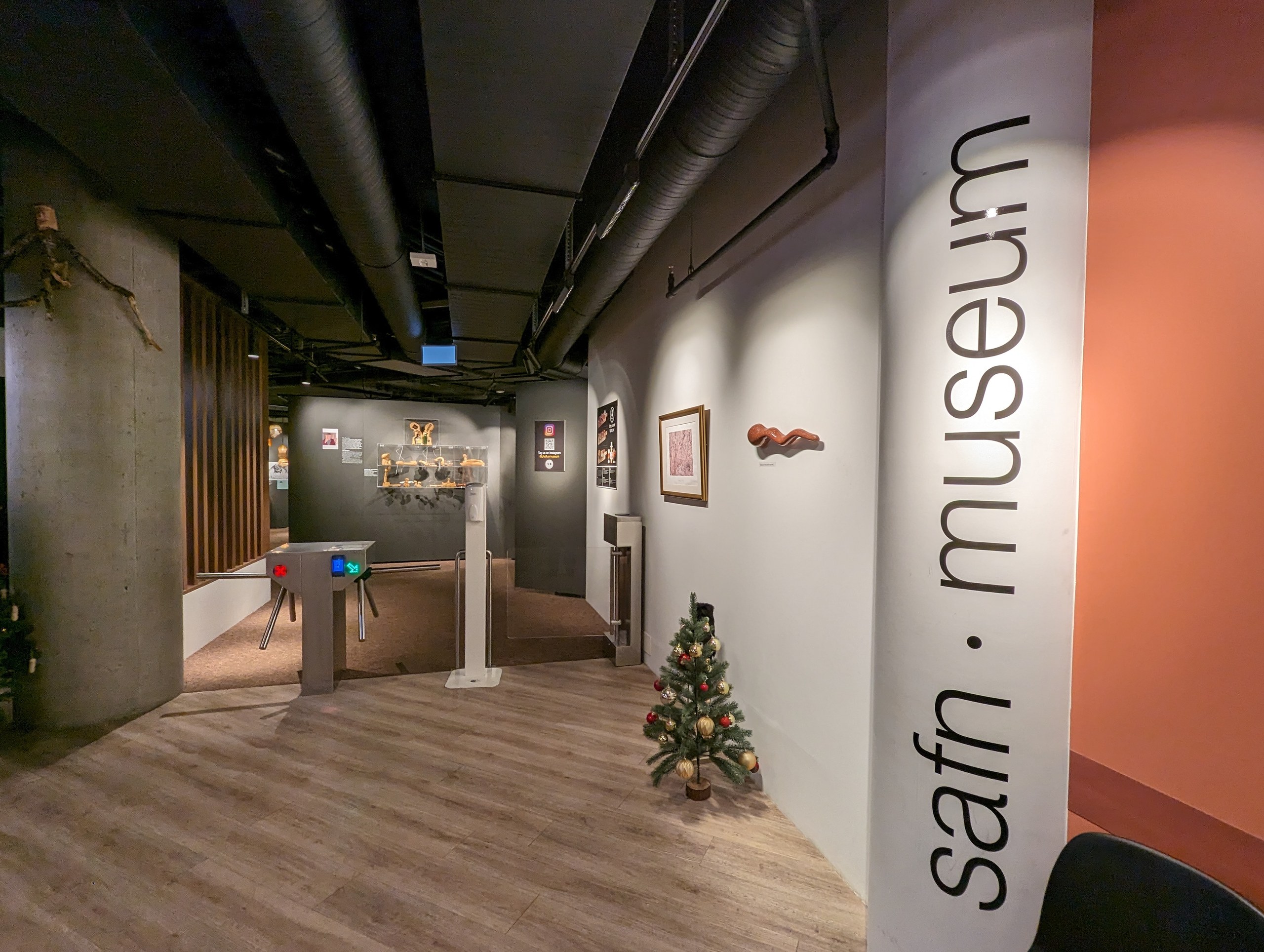 「safn・museum」の文字とクリスマスツリーがある、博物館の入口