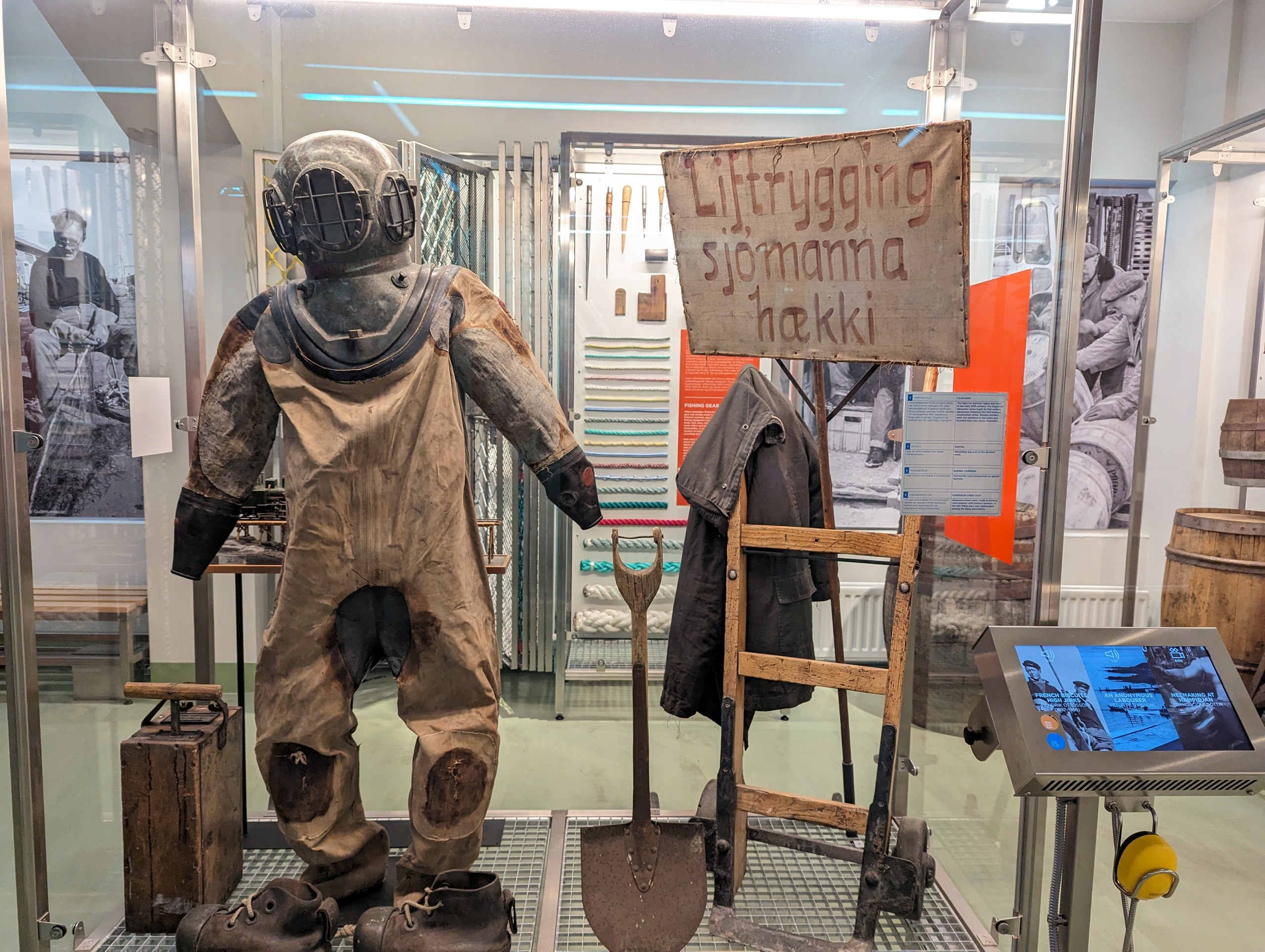 古い潜水服と、漁の道具の展示
