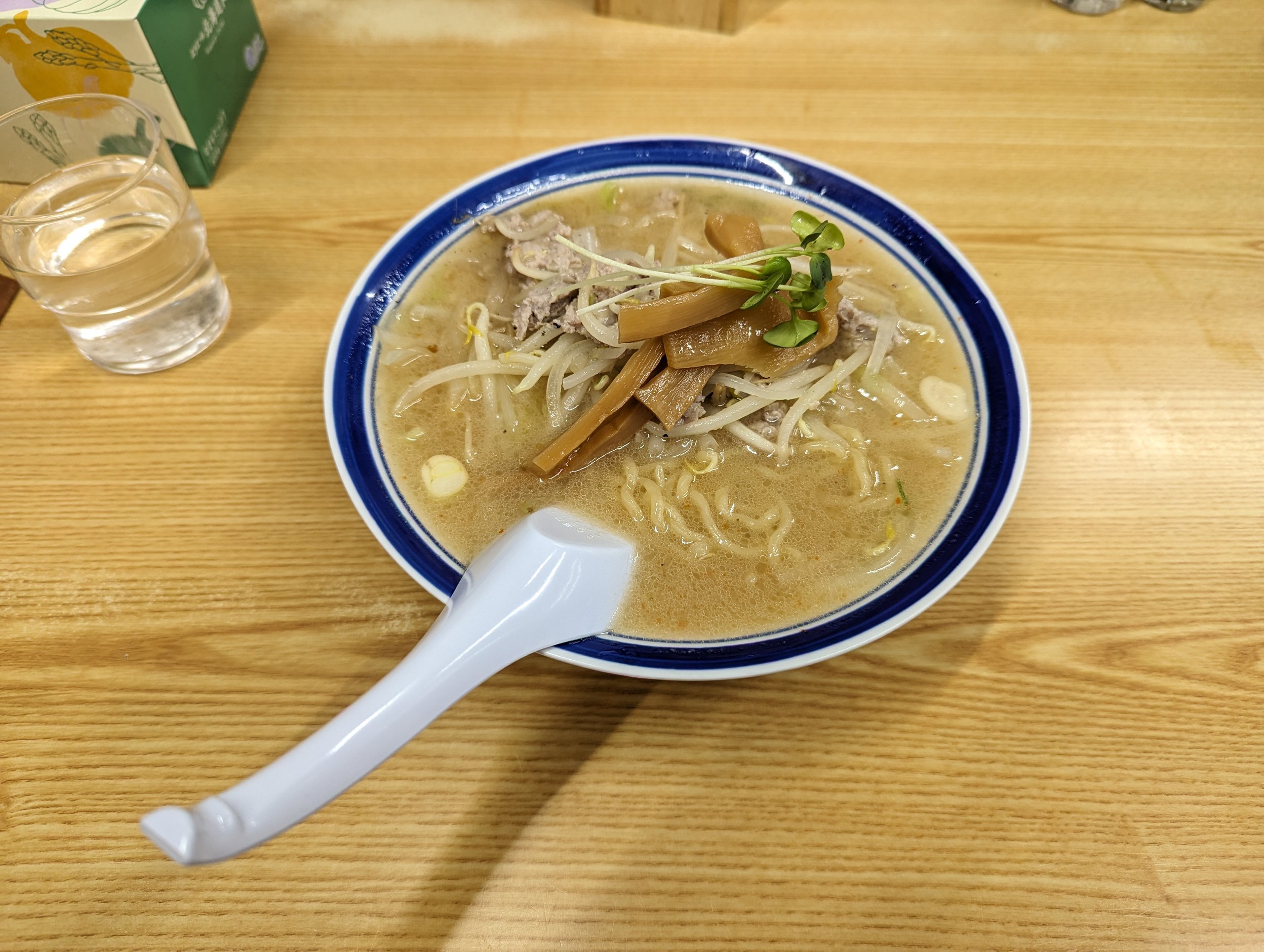 もやしとチャーシューがのった、味噌ラーメン