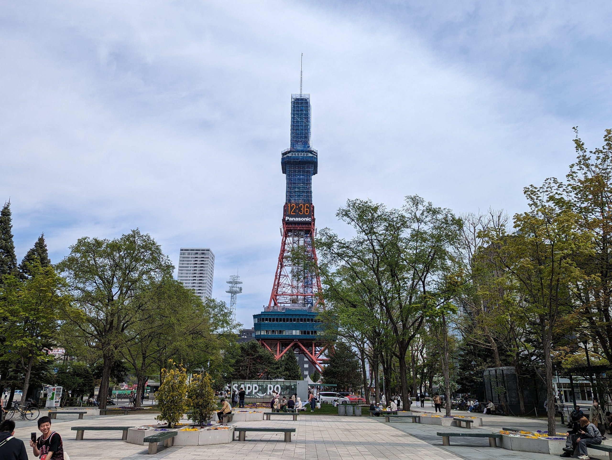新緑の公園の先に立つ、さっぽろテレビ塔