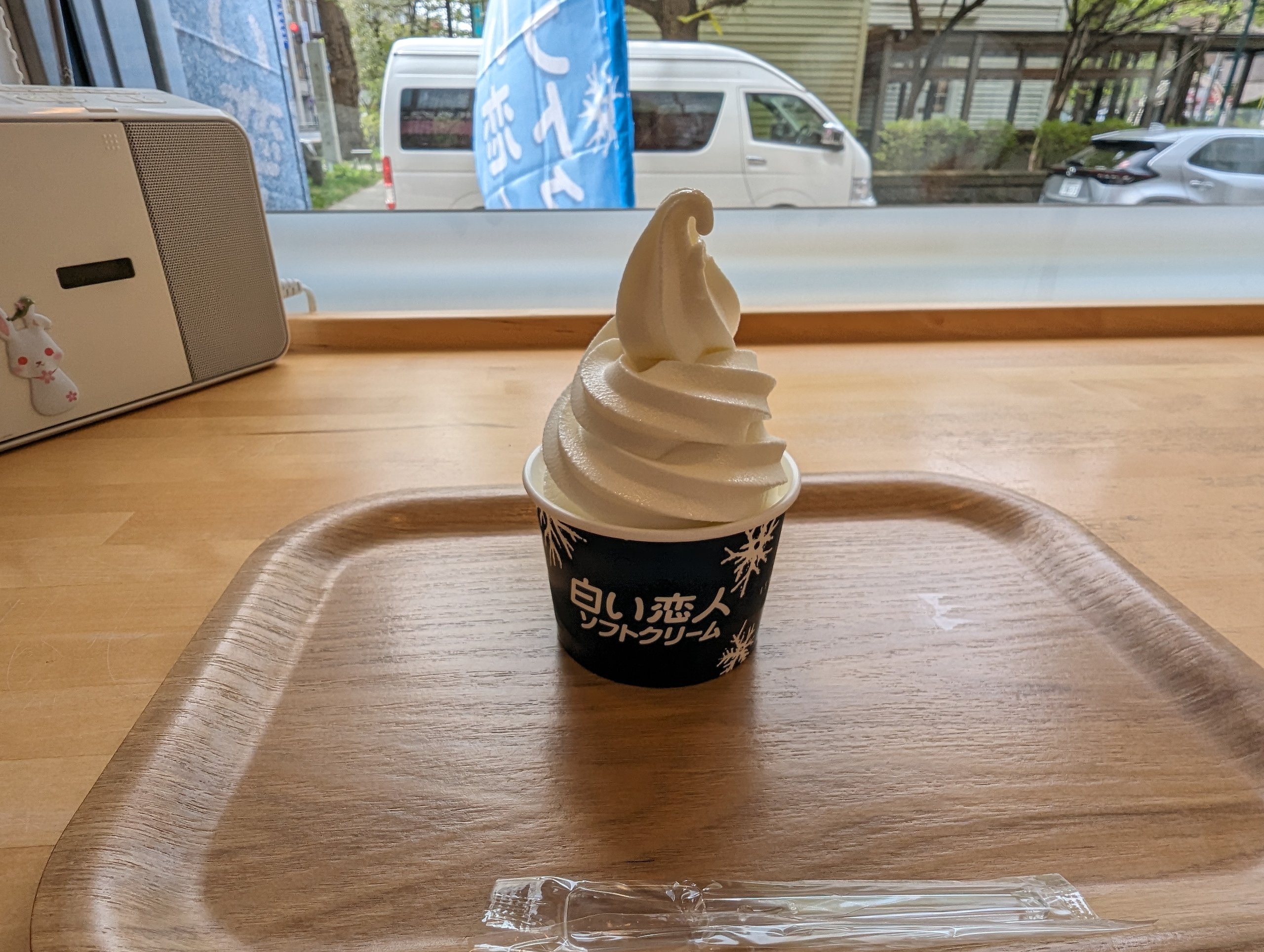 「白い恋人」の文字が入ったカップのソフトクリーム