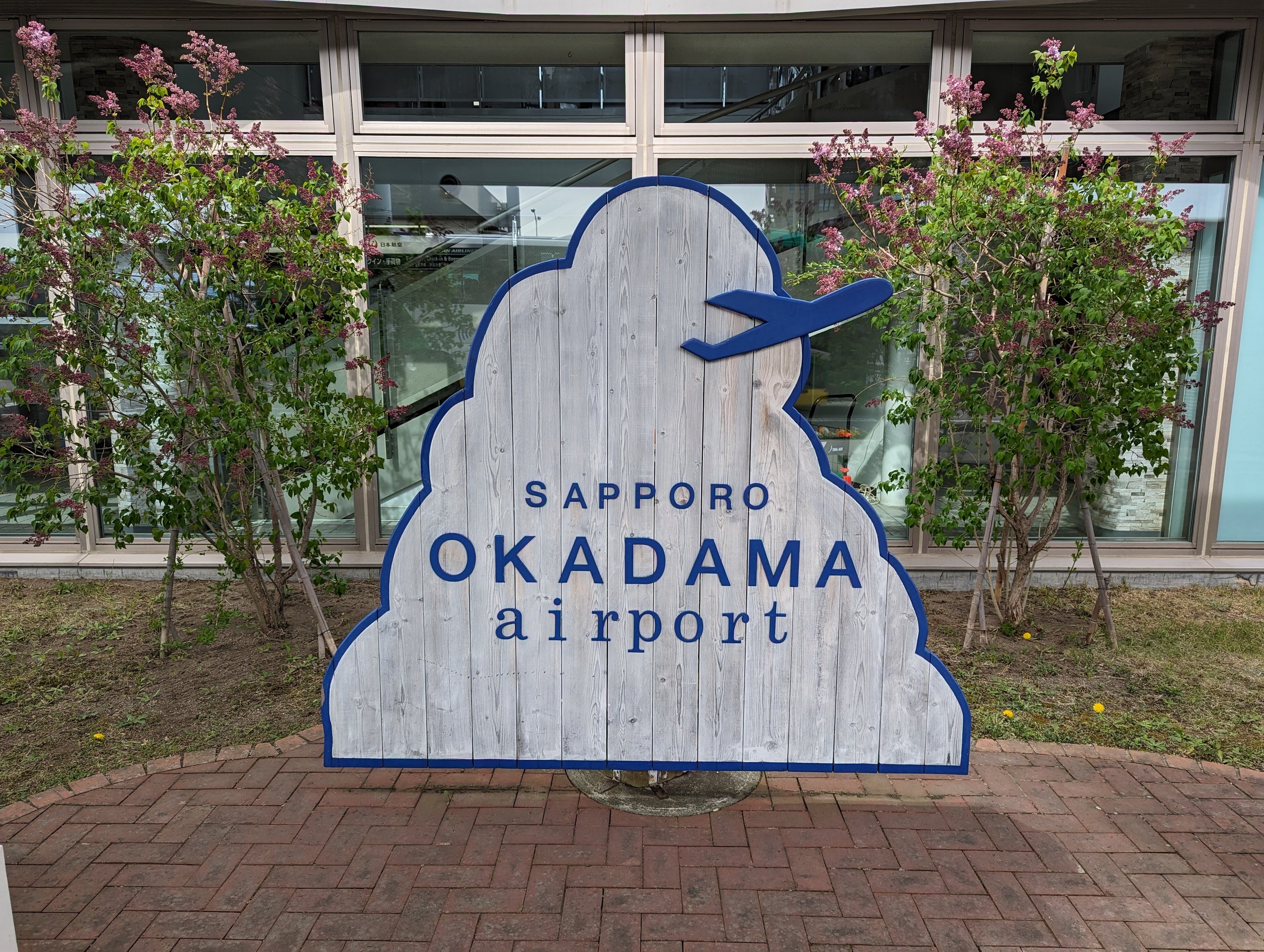 「SAPPORO OKADAMA airport」と書かれた、雲の形の看板