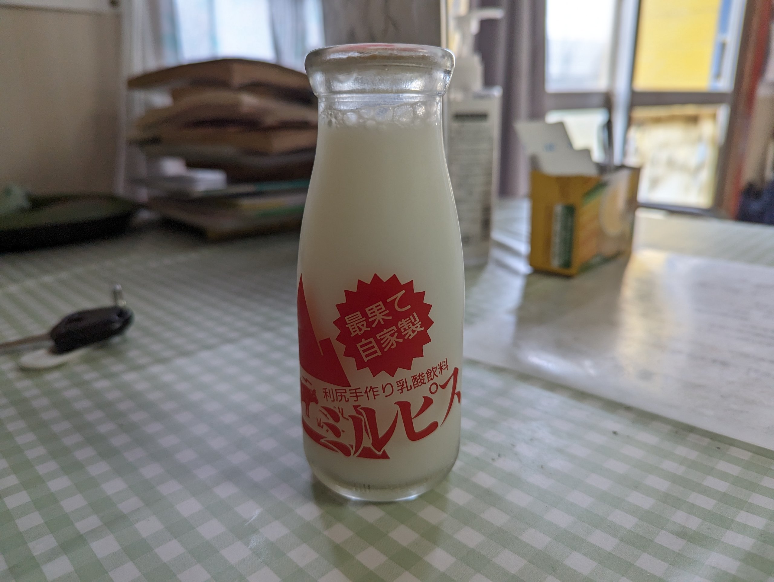 「ミルピス」と書かれた瓶の飲み物