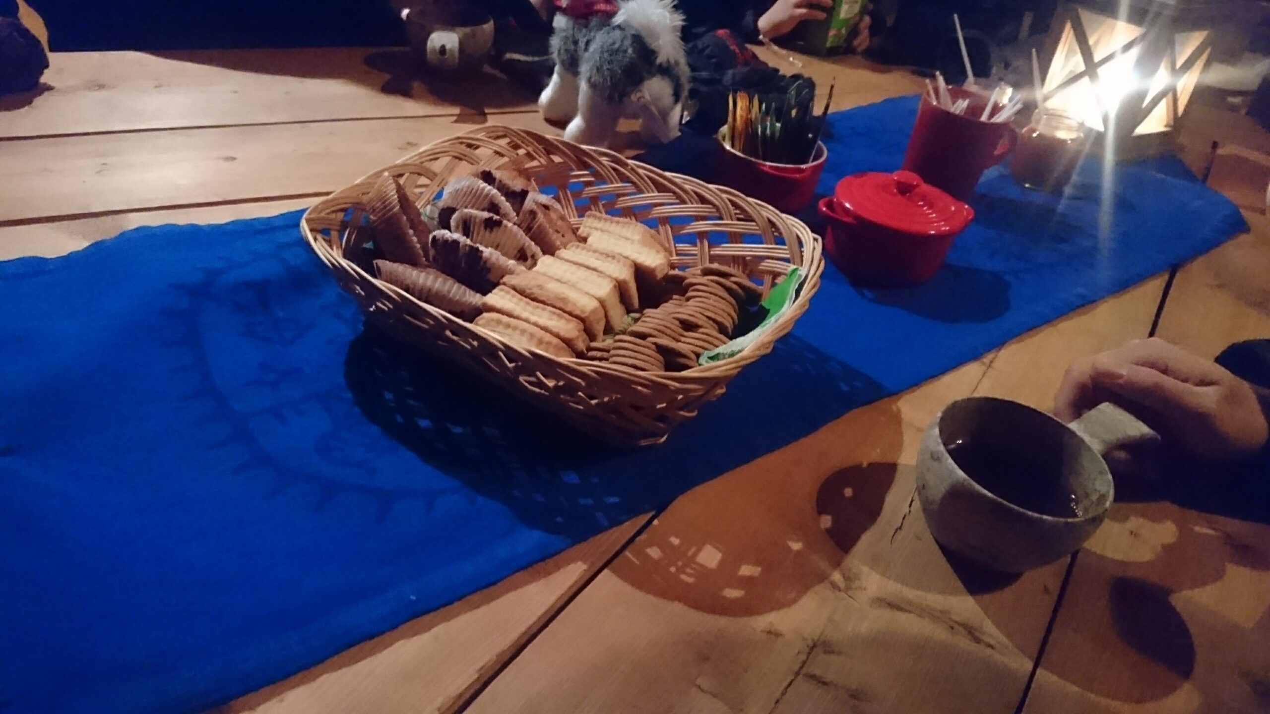 オーロラツアーで出された温かい飲み物とクッキー