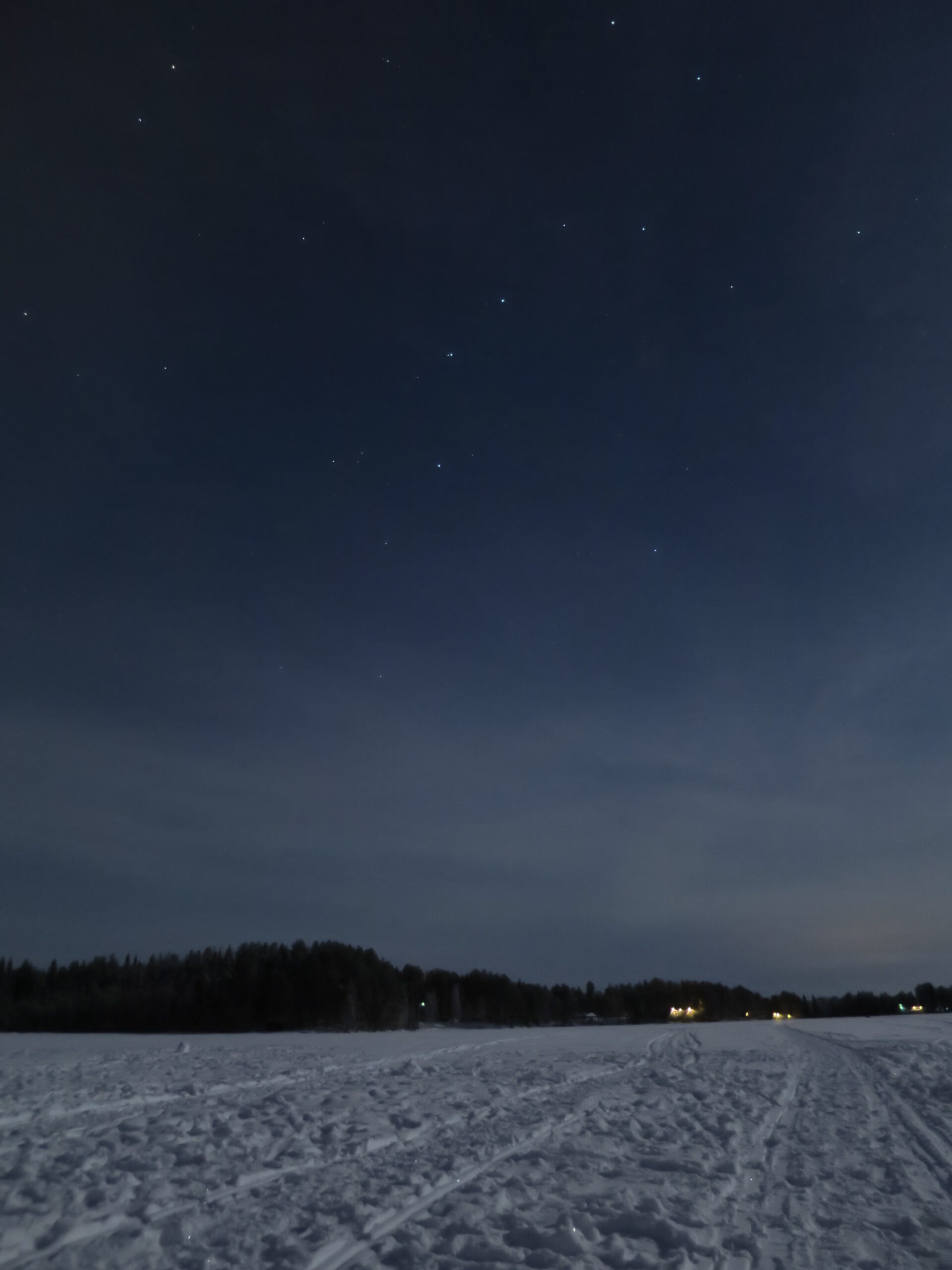 雪原の上に広がる、星の見える夜空